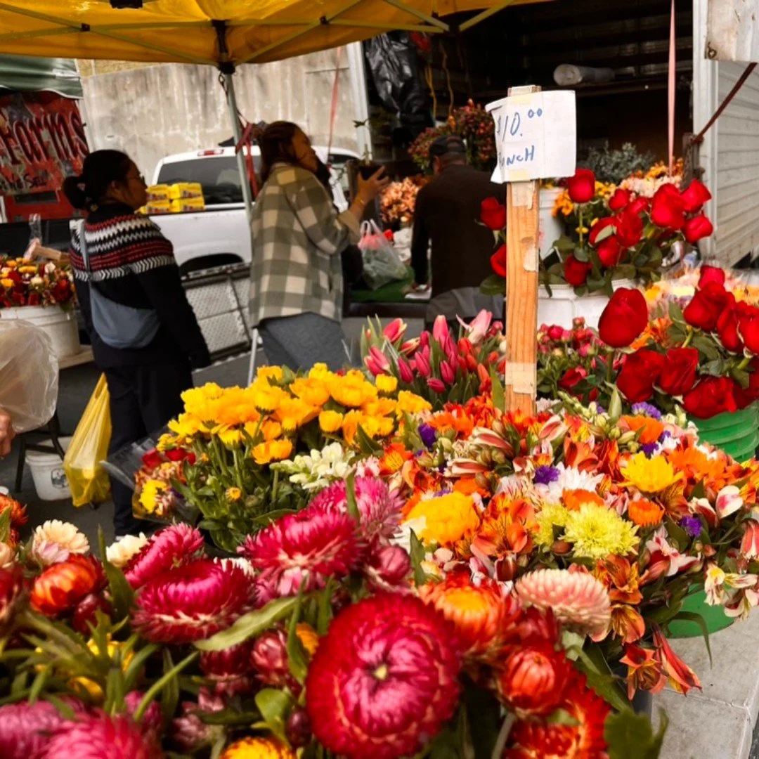 🤩Looking for the perfect gift for the Mother's Day?
�Treat mom to an outing to the farmers' market! Stroll through market and have her pick out some of her market favorites. Freshly- cut flowers , potted succulents,&amp; artisan pastries are the swe