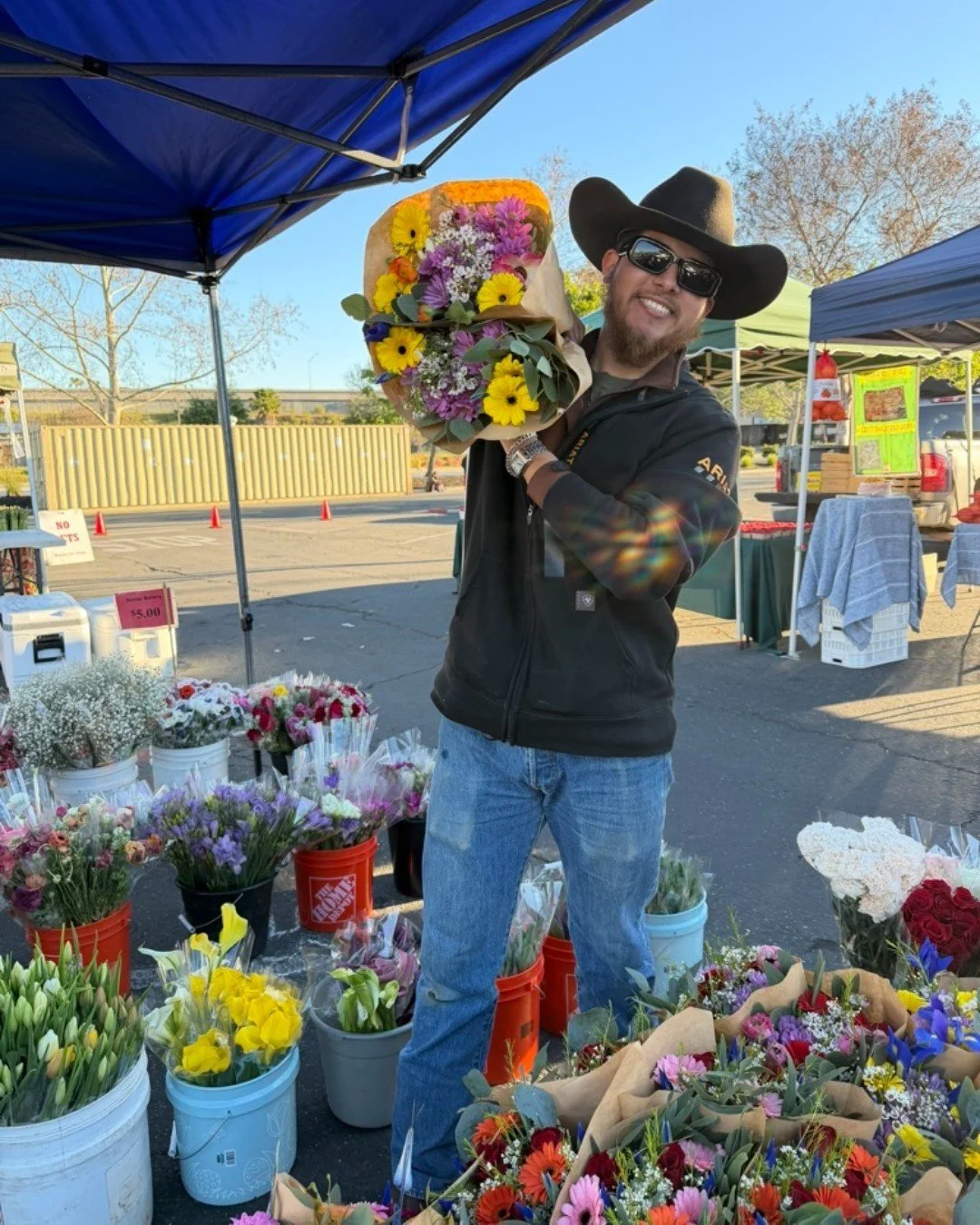 🤩Looking for the perfect gift for the Mother's Day?
�Experiences are some of the best gifts, treat mom to an outing to the farmers' market! Stroll through market and have her pick out some of her market favorites. Artisan pastries, freshly- cut flow