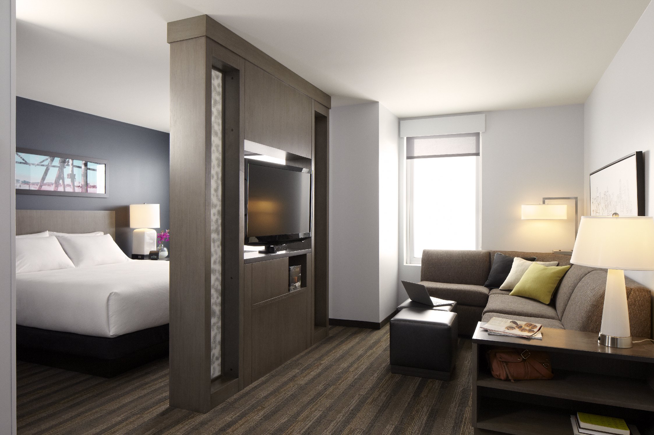 Hh_P057_Studio_Suite_with_Laptop_60492_med.jpg