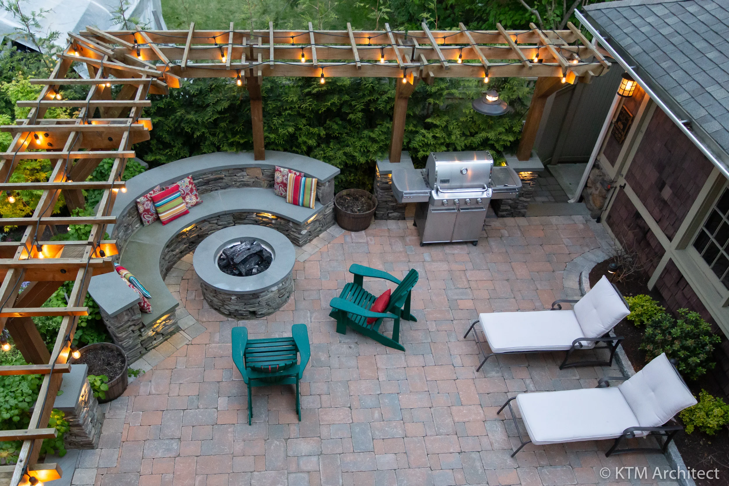 A bird’s-eye view of the seating area.