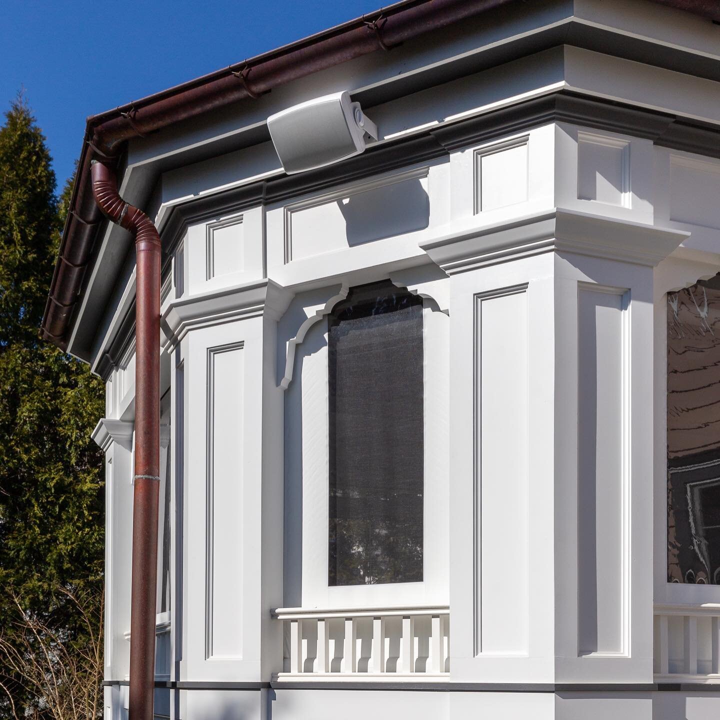 Check out the stunning and intricate crisp white trim details on this Victorian screened in porch. Retractible vinyl windows keep the warmth in when needed and the pollen out. Top quality construction by @mjscontractingcorp materials supplied by @int