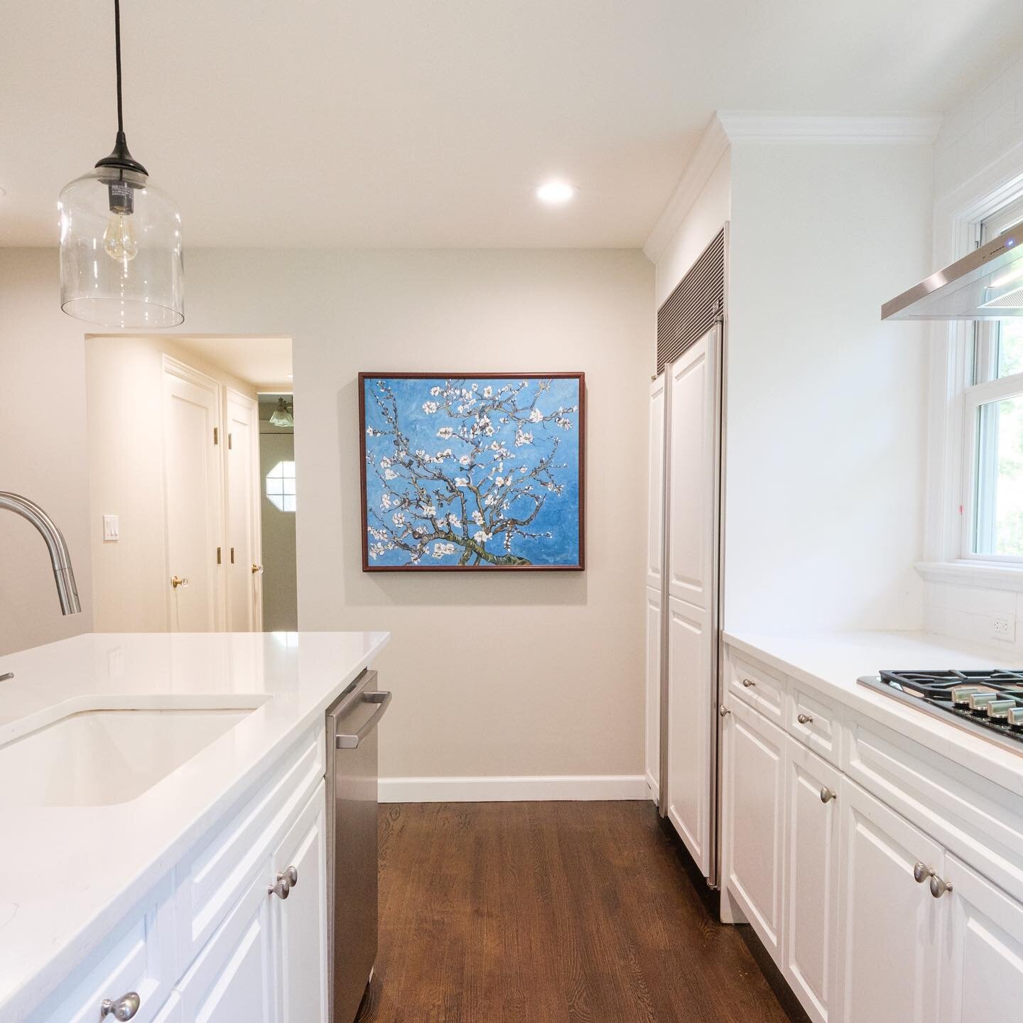 We love this pop of color that the homeowners introduced into their white kitchen. What&rsquo;s even more impressive is that the art was painted by the lady of the house #designinspiration #beartistic #art #artwork #scarsdale #design #whitekitchen #c