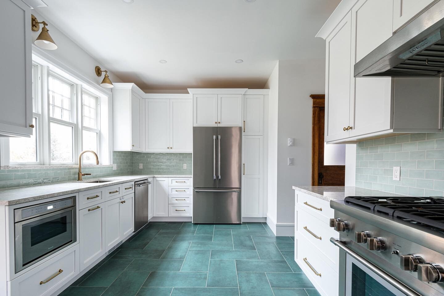 Set in a Victorian home, this modern farmhouse kitchen is perfectly proportioned and allows easy movement from each work station. Not every kitchen needs an island: some benefit more by an unencumbered flow.  Of course, this also allows the beautiful