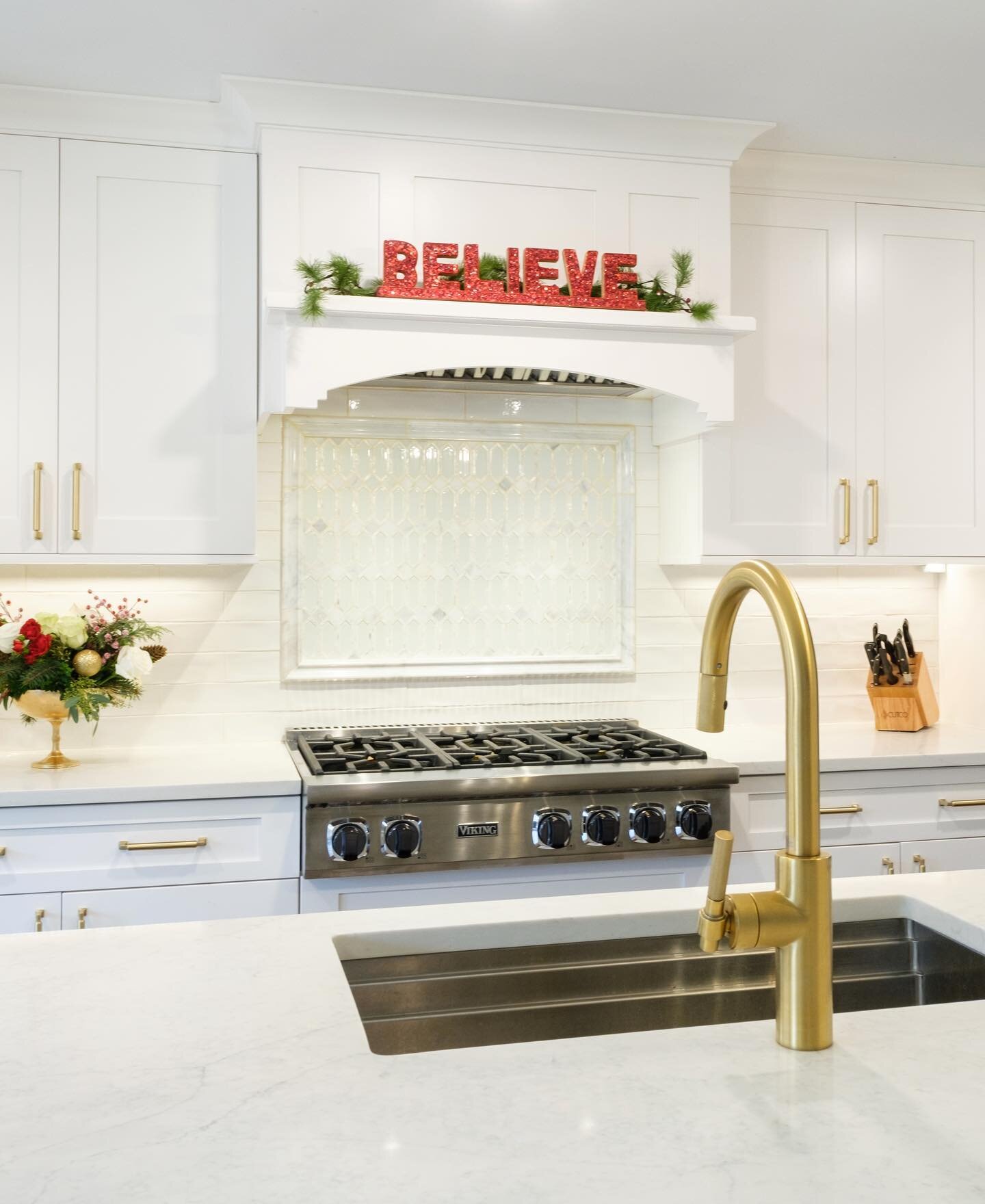 Holiday spirit shines bright in our client&rsquo;s renovated kitchen. We wish all our clients and friends a joyful and happy holiday season! #happyholidays #santa #merry #bright #joy #thankful #getcooking #whitechristmas #homefortheholidays @ktmarchi