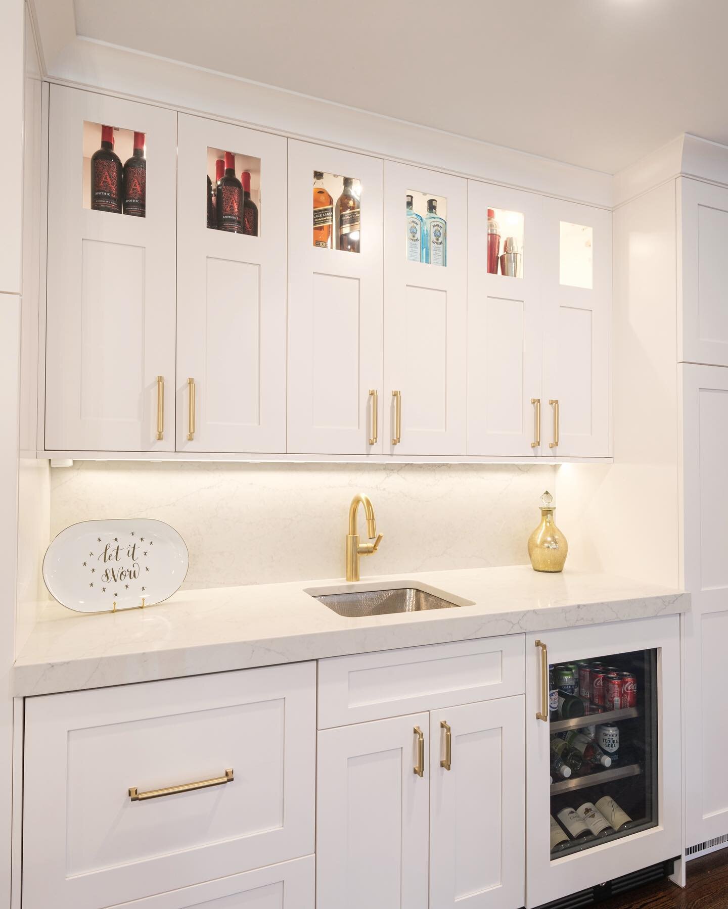 Love to entertain?  This wet bar is adjacent to the kitchen and not only provides a dedicated place to pour but offers additional prep space as well. #wetbar #bar #holidayspirit #kitchendesign #renovation #white #letitsnow #entertainment @ktmarchitec