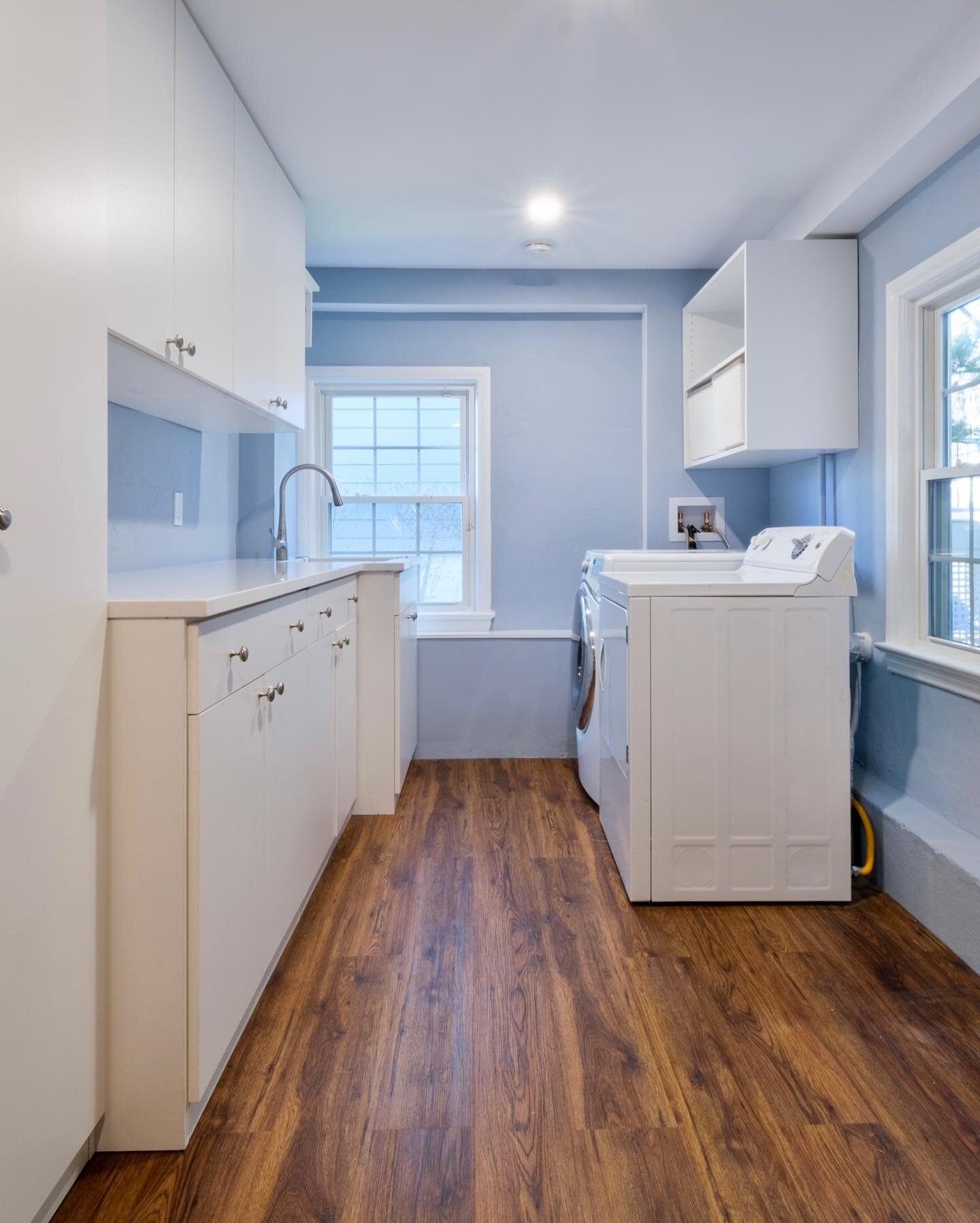 If you&rsquo;re going to spend some of the weekend here, you might as well make it beautiful!  #laundryroom #larchmontmoms #weekendvibes #laundry #design #momlife #larchmont