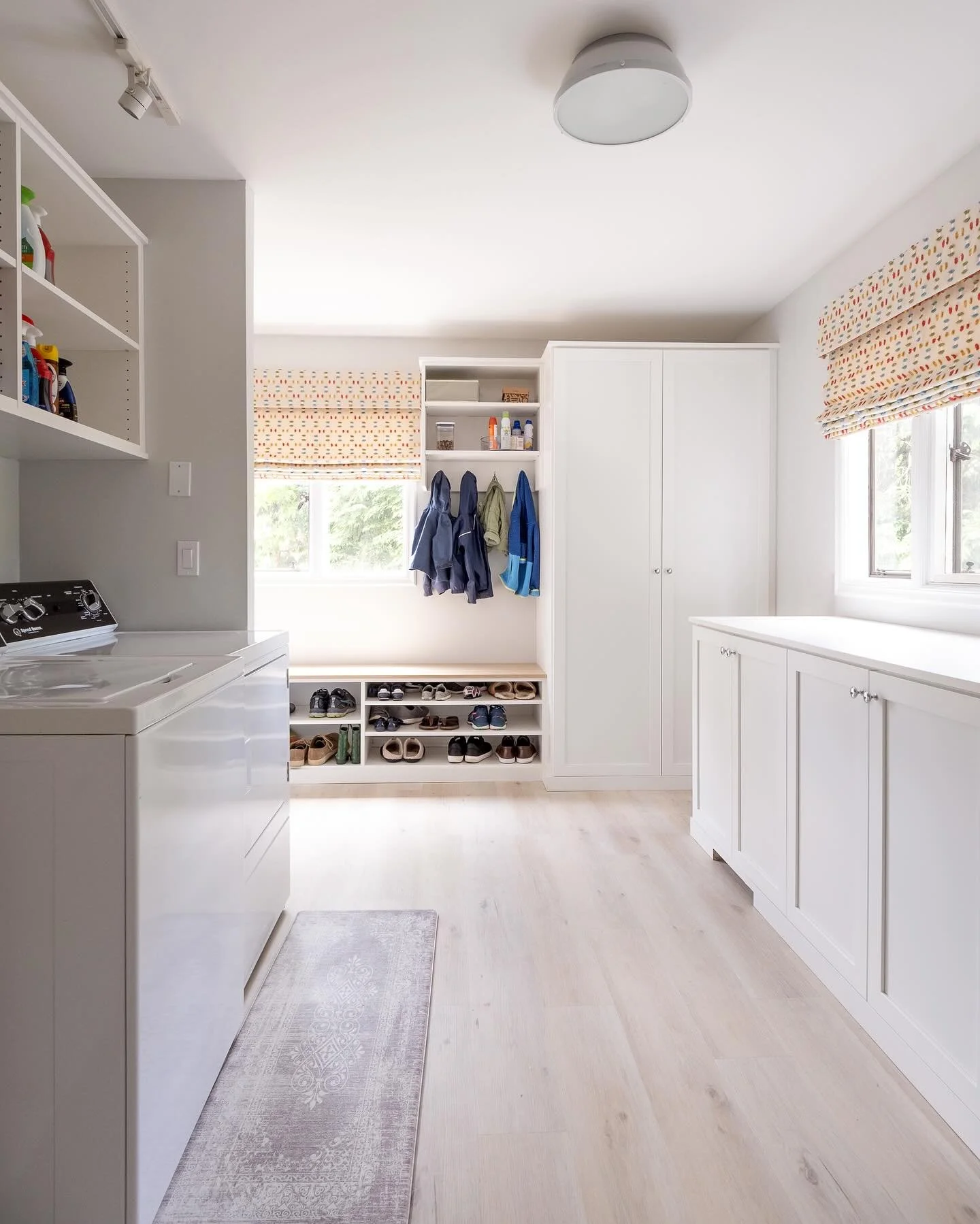 Nothing like a well organized laundry room with a place for everything and everything in its place. Designed by @jegancustomdesigns construction by @northeastjbconstruction. An @ktmarchitect project. 📸@maddenstudio #getorganized #laundryday #organiz
