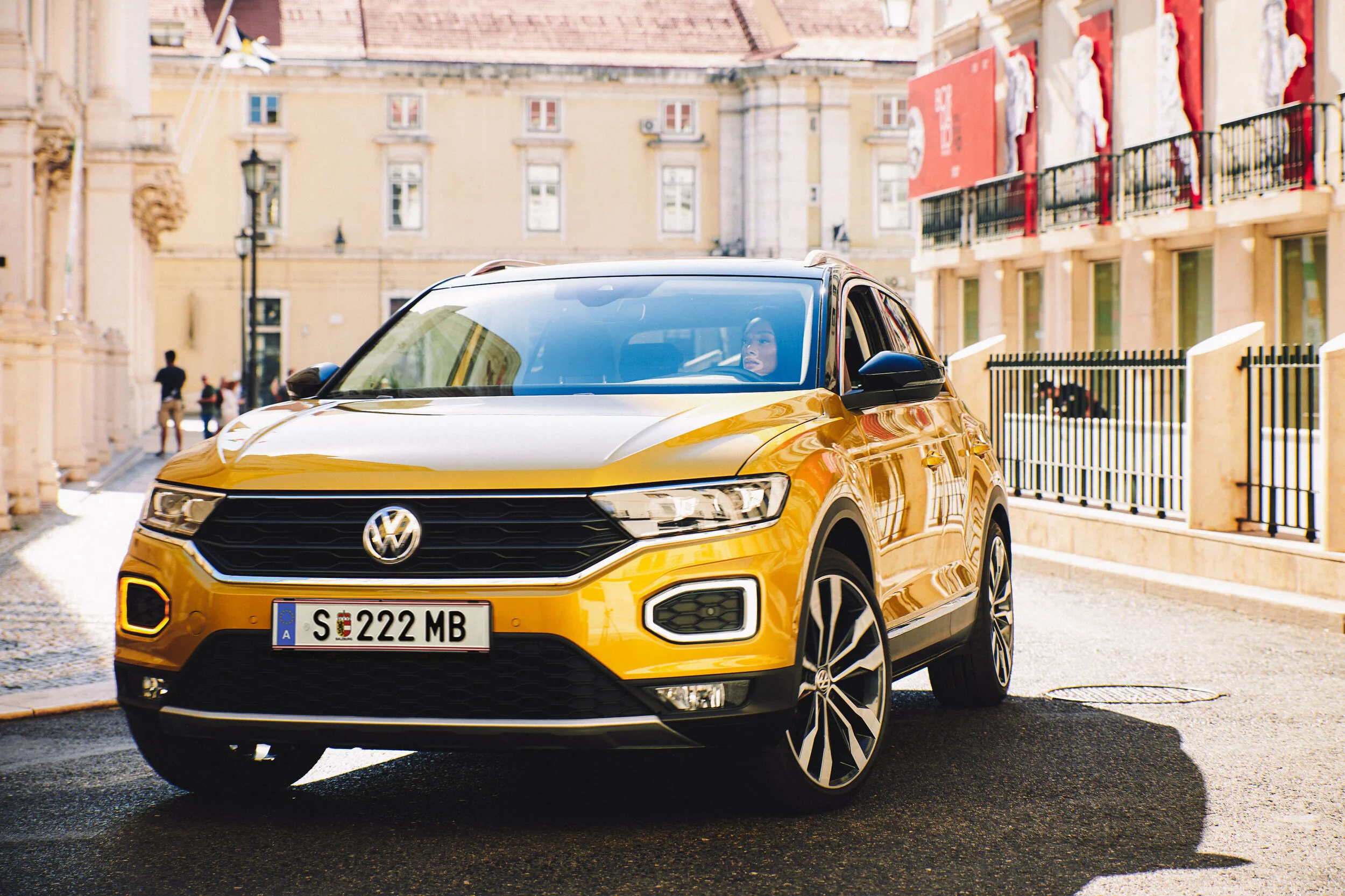 vw-volkswagen-t-roc-gelb-front-winnie-harlow.jpg