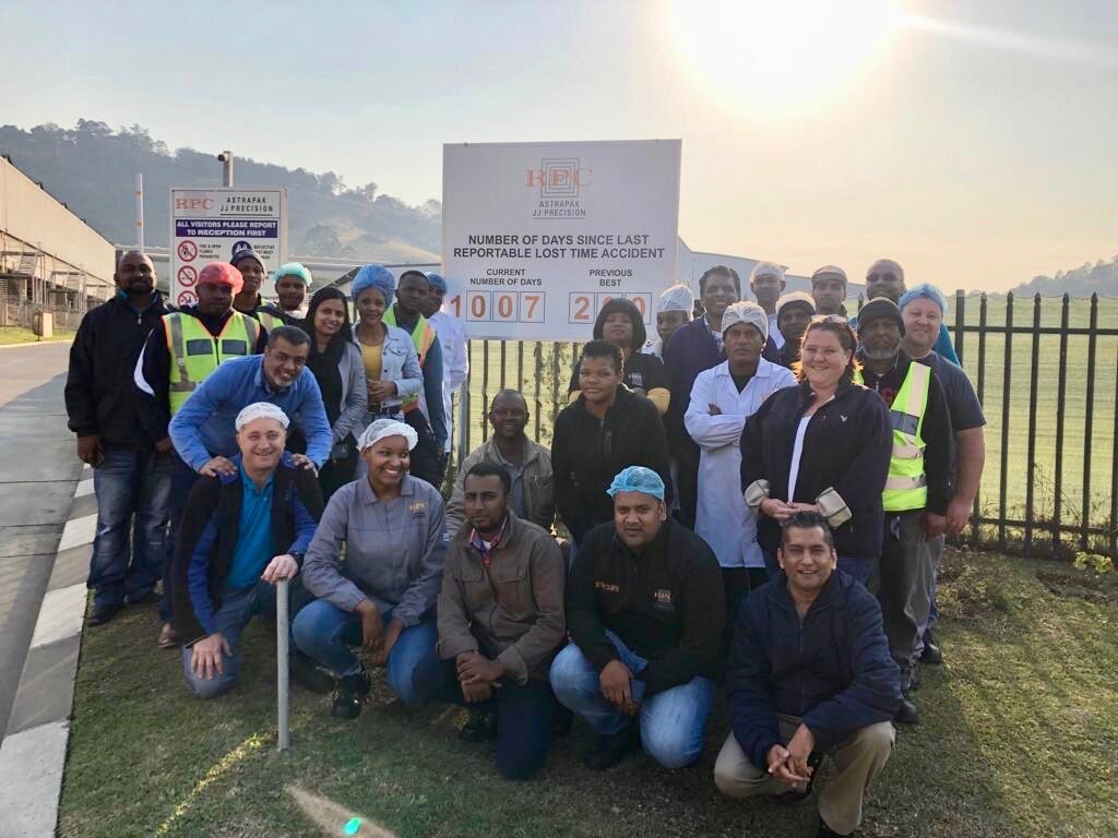 The team at Berry Astrapak’s JJ Precision plant in Maxmead, KwaZulu-Natal, celebrate 1000 injury-free days.