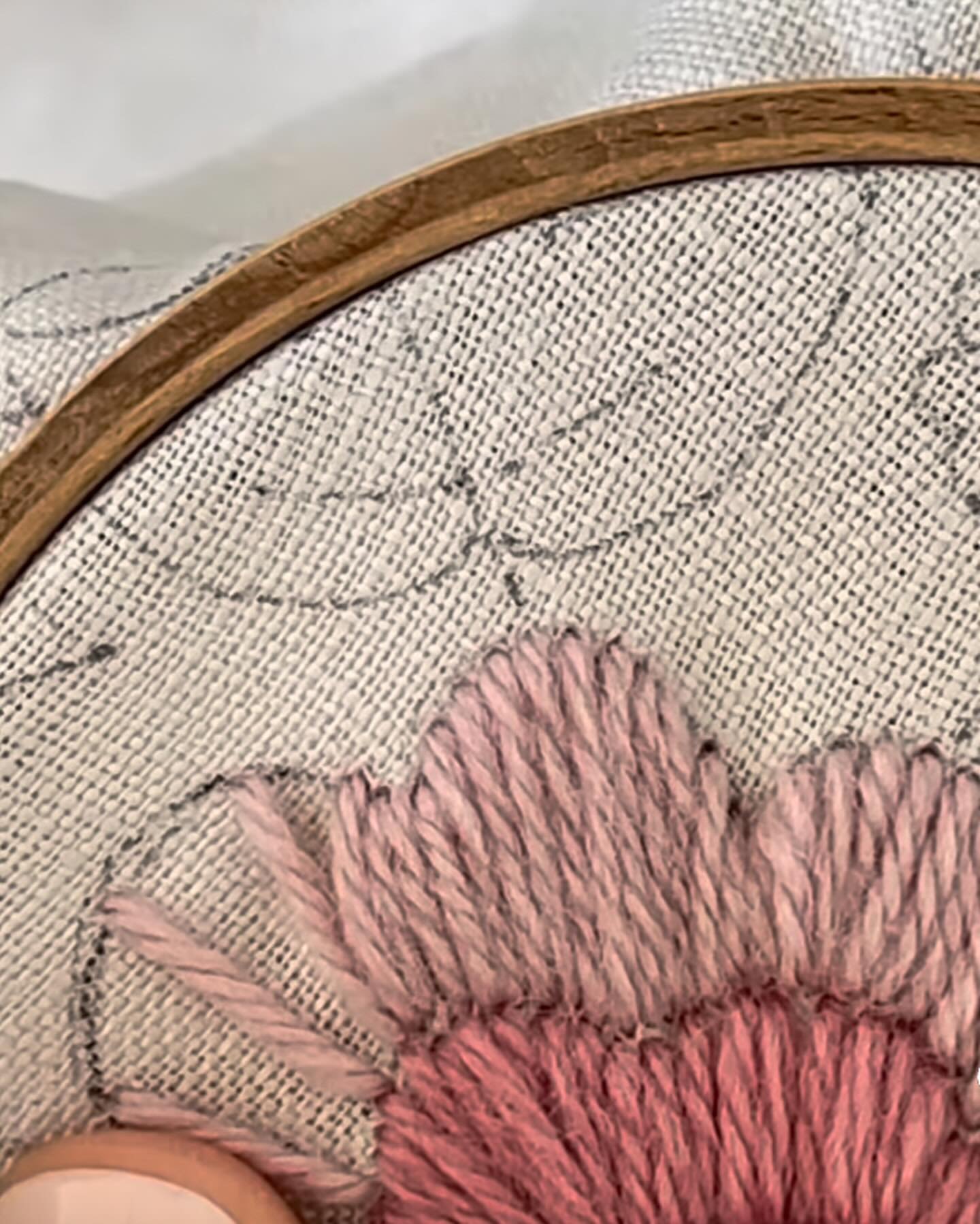 Head over to @stitchingnotes to see her beautiful stitching reel😍 she&rsquo;s working from our #simplystitchedwithwool book by @yumikohiguchi which you can find at the link in our profile.
.
.
#zakkaworkshop #embroidery #handstitching #woolembroider