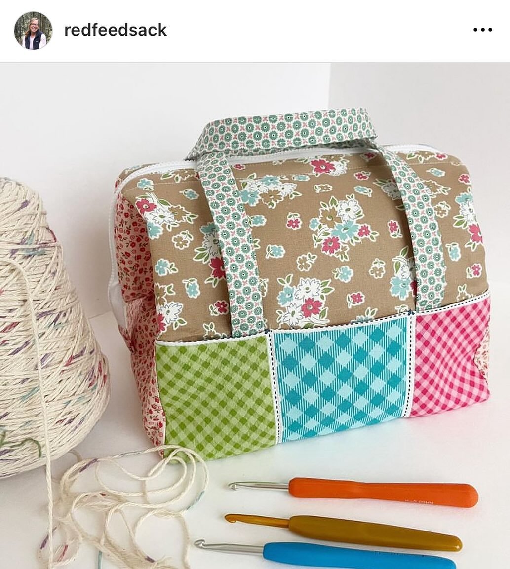 Another wonderful #stylishsewingtote made by @redfeedsack 
This tote holds so much and is perfect for craft projects!
See more beautiful inspiration from @redfeedsack and find this new kit at the link in our profile.
.
.
#zakkaworkshop #sewingkit #ba