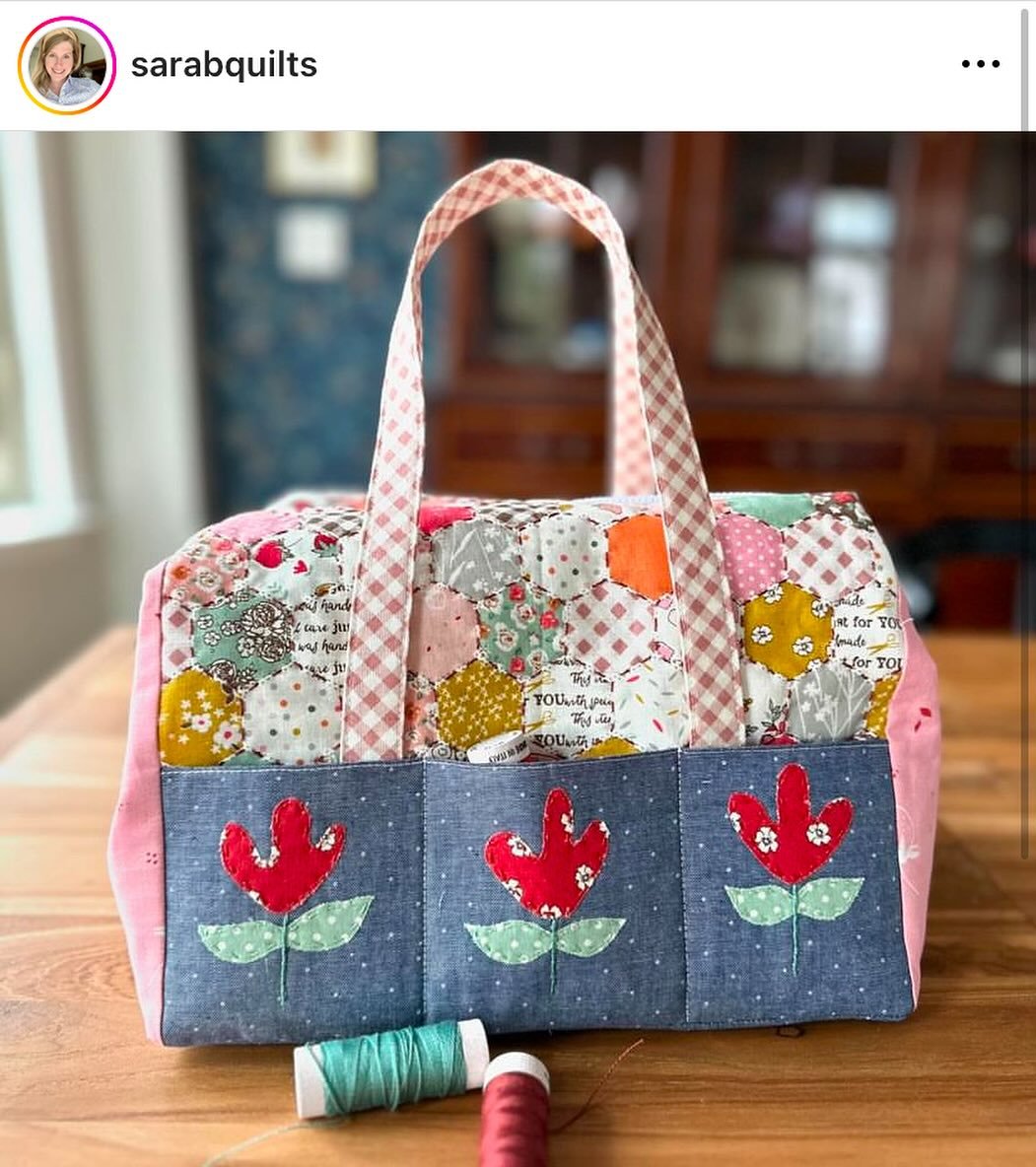 Happy Friday friends!!
How beautiful is this #stylishsewingtote from @sarabquilts 🌷😍🌷😍🌷
Find our newest kits at the link in our profile and head over to @sarabquilts for more inspiration.
.
.
#zakkaworkshop #sewingkit #sewingbag #bagmaking #lear