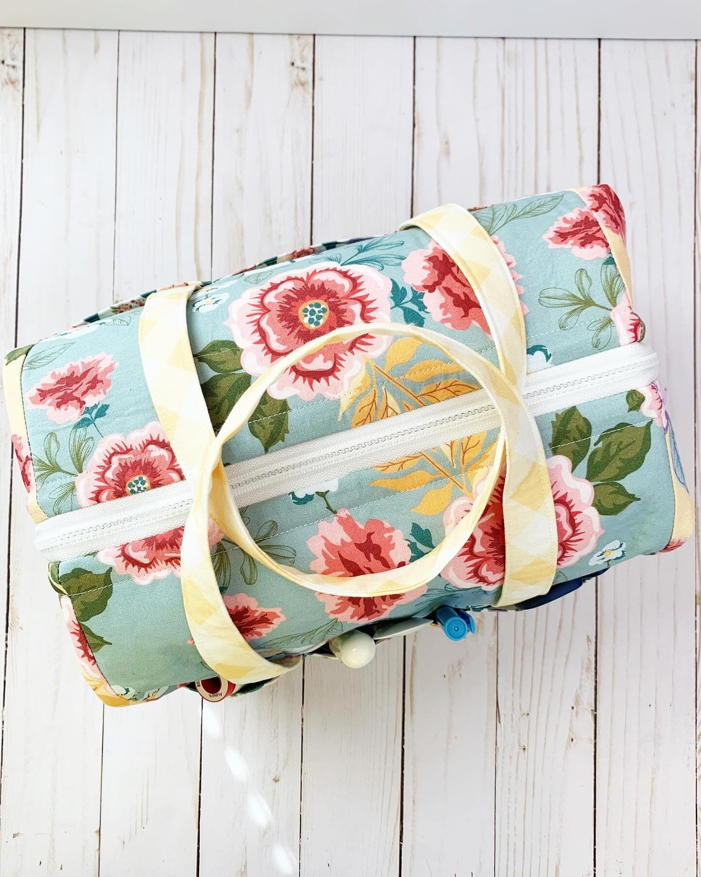 We are so excited to be sharing our big #stylishsewingtote with you and we love seeing you making your own!!
This one was made using fat quarters of #findingwonderfabric by @loriwoodsstudio for @poppiecotton and we just love how it looks😍
This tote 