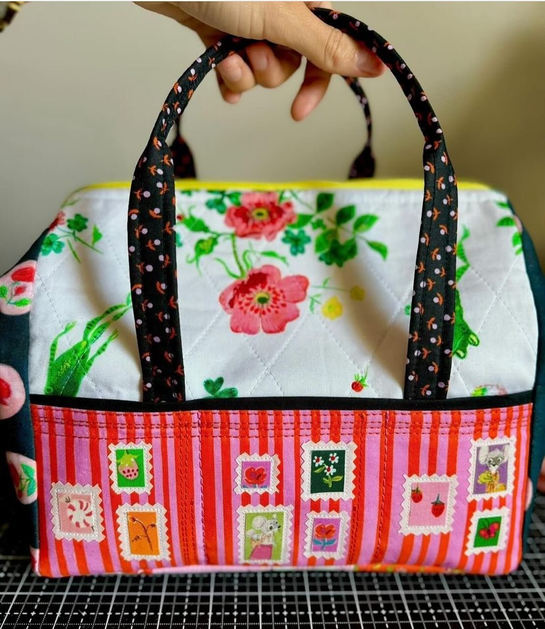 Love love love this #stylishsewingtote from @honeybee.homemaker using these stunning @heatherrossinsta and @littlepincushionstudio fabrics from @windhamfabrics 😍😍😍
Those tiny stamps make this bag so precious and unique and we love what she did wit