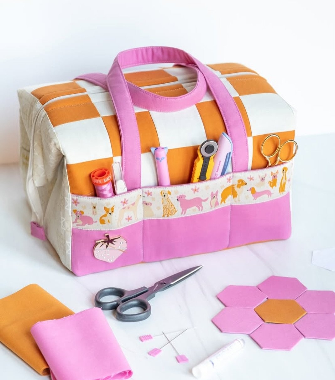 Oh my goodness, we just can&rsquo;t get enough of this bag that @littlequiltingcloset made😍😍😍
I think we need to have a &lsquo;show me what in your Stylish Sewing caddy/tote&rsquo; summer! Maybe a sew along followed by how we end up using them🤷&z