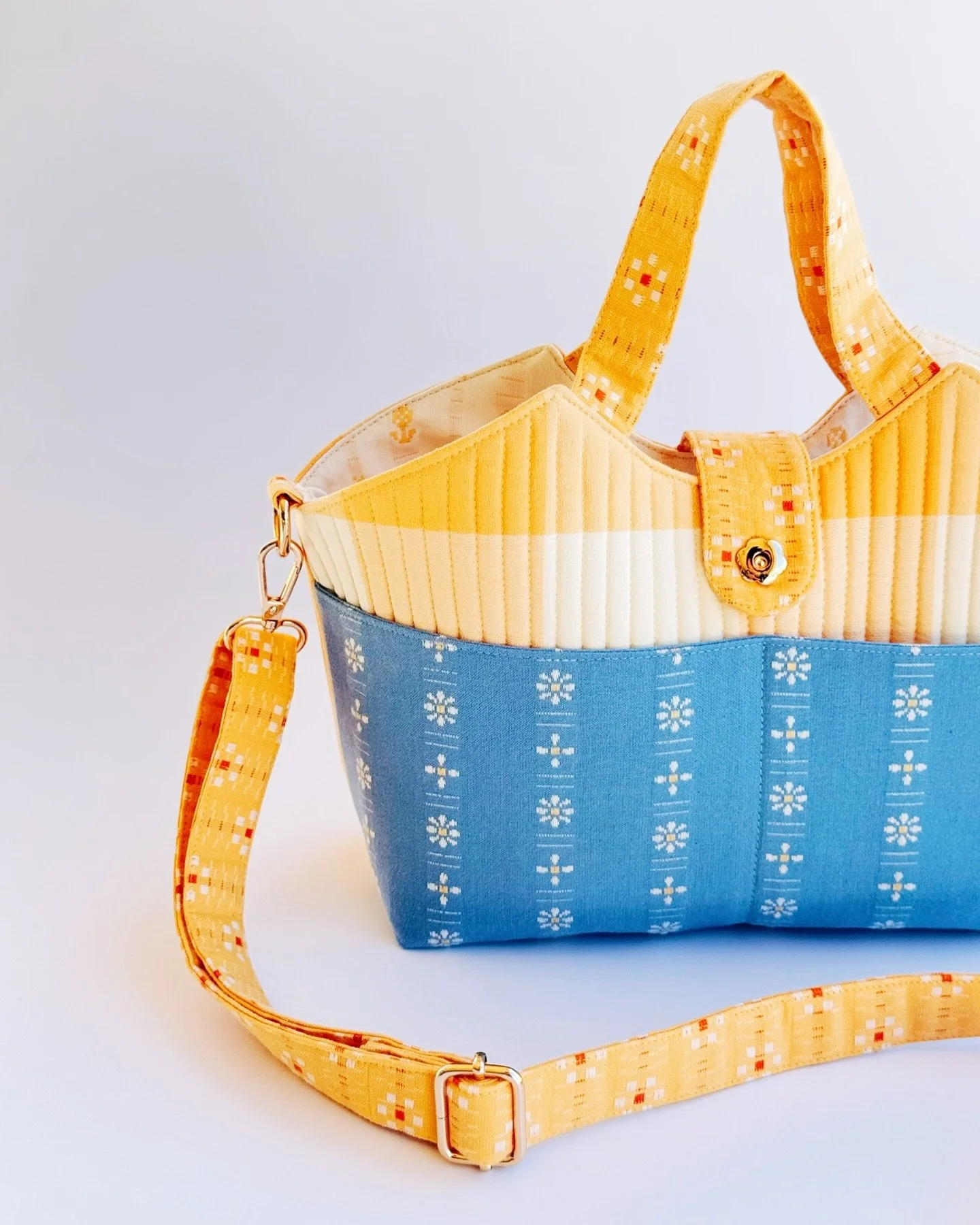 Our second NEW pattern from @creamcraftgoods is called Hopscotch Handbag and has that adorable flower clasp closure🌼
This bag has sturdy handles, an adjustable strap, pockets and is just the right size for taking lunch to work, your knitting project