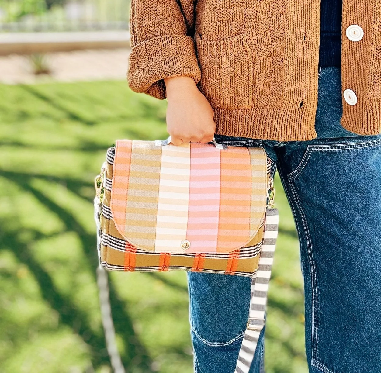 The Rambler Bag is the coolest new pattern in town!
Make it in your favorite fall fabrics and make it your new carry-all bag!
@creamcraftgoods has designed three of the cutest new bag patterns and you can shop them all at the link in our profile unde