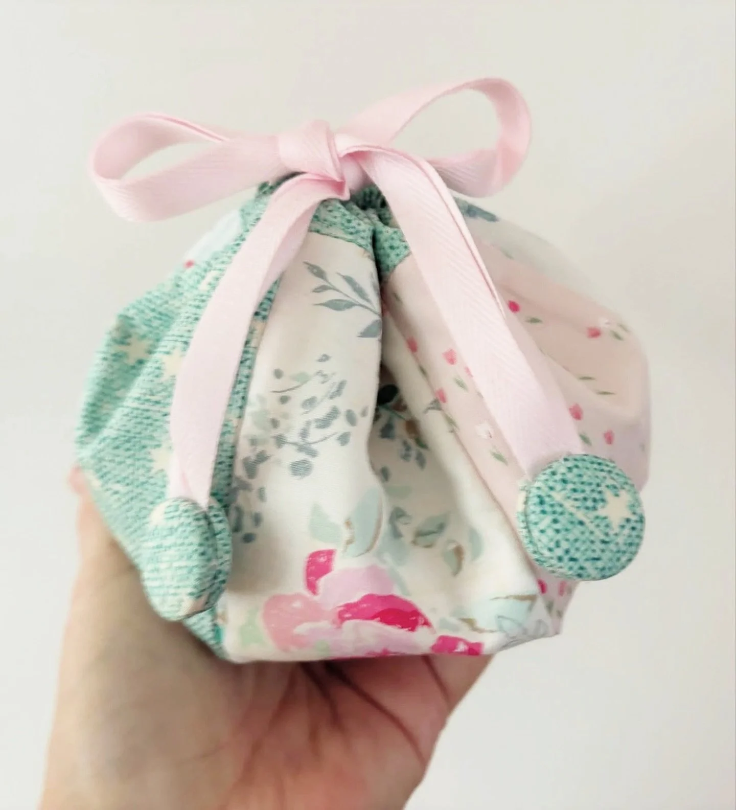 Our first maker is @creekgardenscrafts and she made the sweetest little drawstring bag🥰
Head over to @creekgardenscrafts to hear more about the book! 
Sew Drawstring Bags can be found at the link in our profile and is shipping now!
.
.
#zakkaworksho