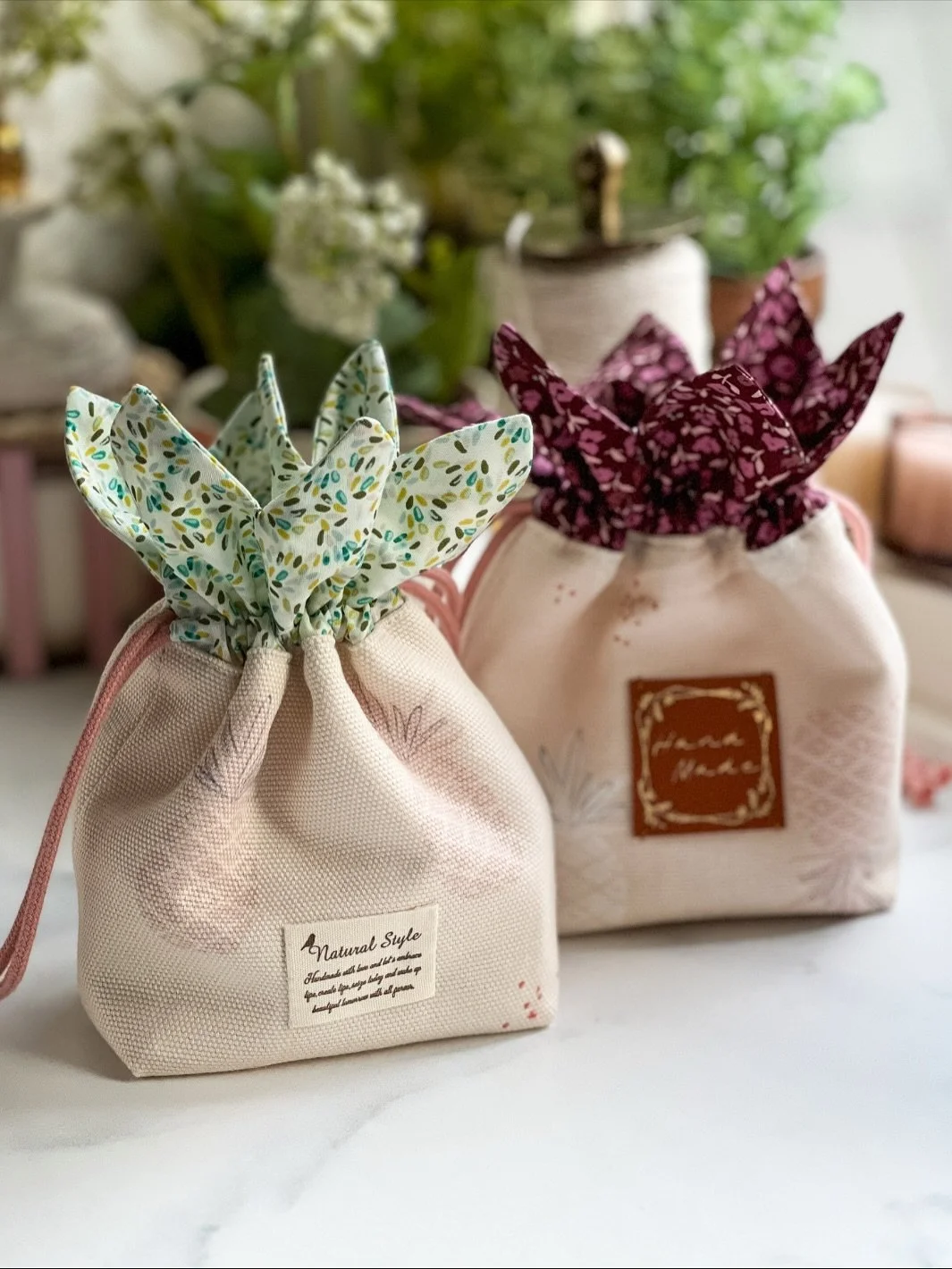 These fall themed pineapple drawstring bags made by @amysinibaldi are so pretty!!!
Perfect for gifting or sewing for yourself 🥰
Head over to see more beautiful photos from @amysinibaldi 
Follow along with all the makers so far and look for giveaways