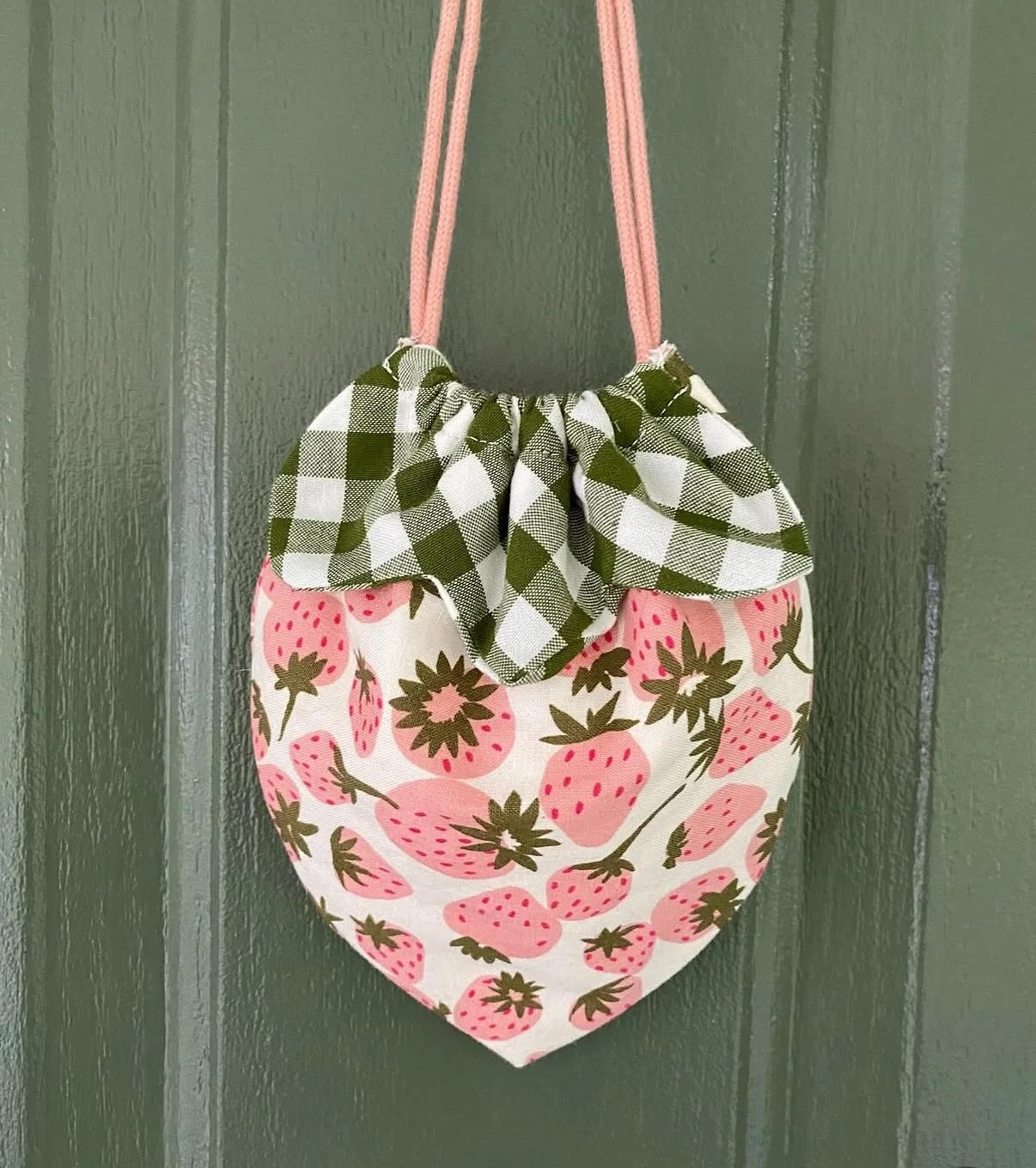 This is the most strawberry of all the strawberries and it&rsquo;s super cute! 
Head over to @whynotsewquilts to see more!
We love how easy this one is to make and that&rsquo;s a good thing because you&rsquo;ll want to make all the strawberries 🥰
Fi