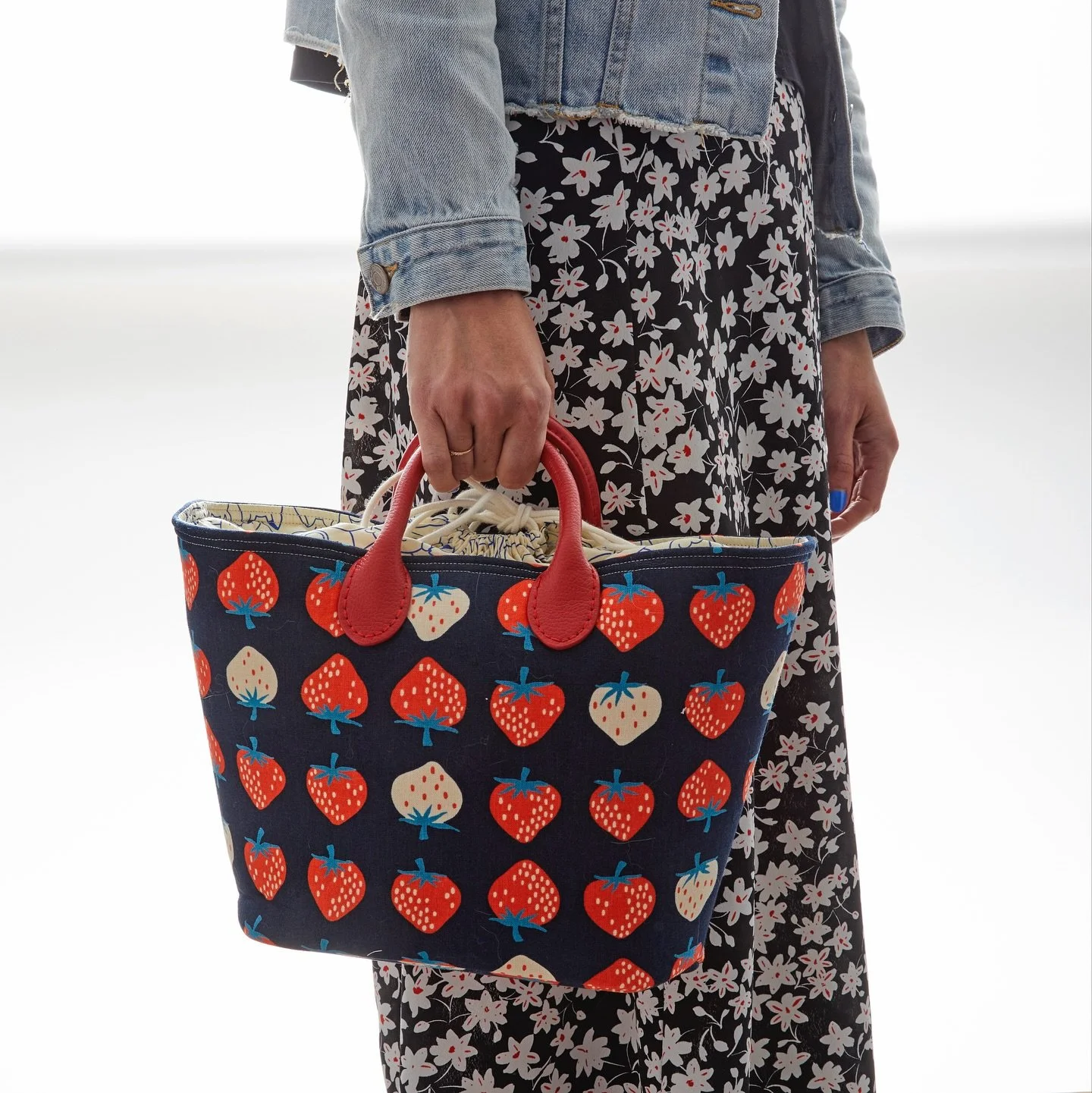 Happy Sunday friends! We hope you have been enjoying seeing all of the projects from our maker tour!
Today we have @faithessenburg who made two bags!
Sew Drawstring Bags has something for everyone and the patterns are great to work from.
Find #sewdra