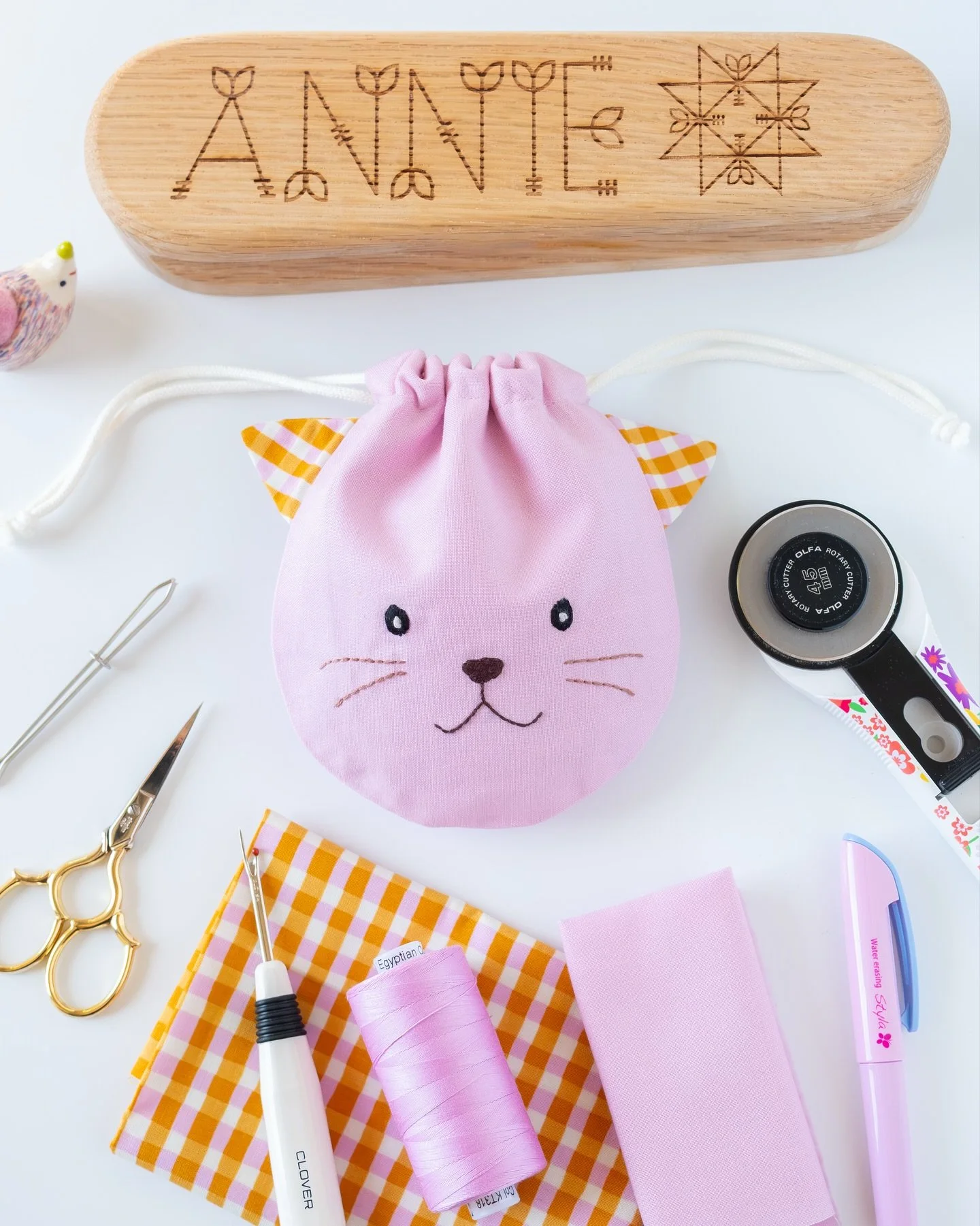 Good morning from @littlequiltingcloset and @zakkaworkshop 💗🌞💗
Annie has made THE sweetest little bag from SEW DRAWSTRING BAGS 💗🐱💗
Today we are giving away a copy of our newest book to one of our mutual friends! Follow @littlequiltingcloset and
