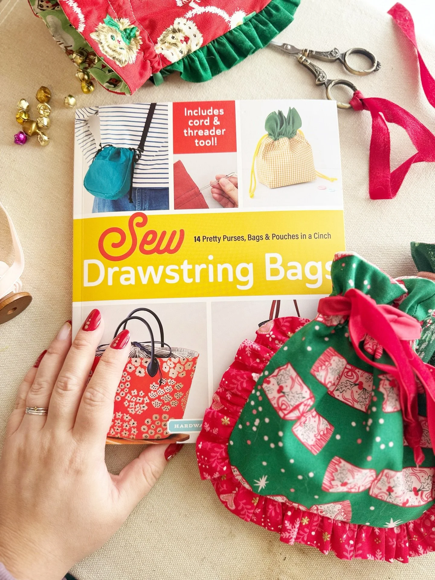 Happy weekend friends!!
Check out the videos from this past week and make a ruffle pouch with us!! These projects are so cute! We love the lights version by @sarabquilts 😍
Monday we will be working on our Animal Friends drawstring bag with a twist f