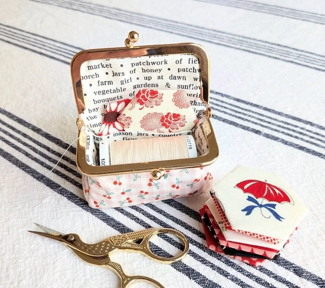 Happy Tuesday! 
Our friend Heidi @fabricmutt has made such a cute Mini Kiss Clasp Box!! 
Perfect for showcasing tiny florals, and keeping tiny sewing items. So cute that a larger spool of thread fits!!
Head over the @fabricmutt to see more and enter 