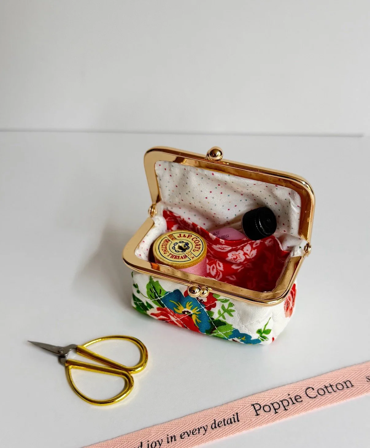 How adorable is this Mini Kiss Clasp Box from @maggieinstitches ❤️
We love how she quilted it, adding charm and extra stability.
Maggie has a few more pictures of her project along with another post, so head over to see her work @maggieinstitches 
Yo