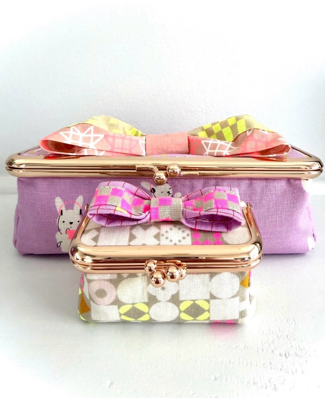 Oh my goodness!!!😍😍😍 @sarabquilts did it again!
Look how perfectly the Mini Kiss Clasp Box plays so well with our original Kiss Clasp Box!!!
We love the addition of bows that Sara added, making this set even more perfect!!
Be sure to check out all