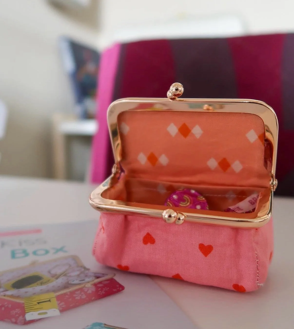 Wrapping up our Mini KISS Clasp Box launch with @bethmakes__ ❤️💕💕💕
Tiny hearts, tiny diamonds, tiny flowers or strawberries, grab your most hoarded fabric and use a couple small bits to make the perfect keepsake box.
What will you keep in yours? S