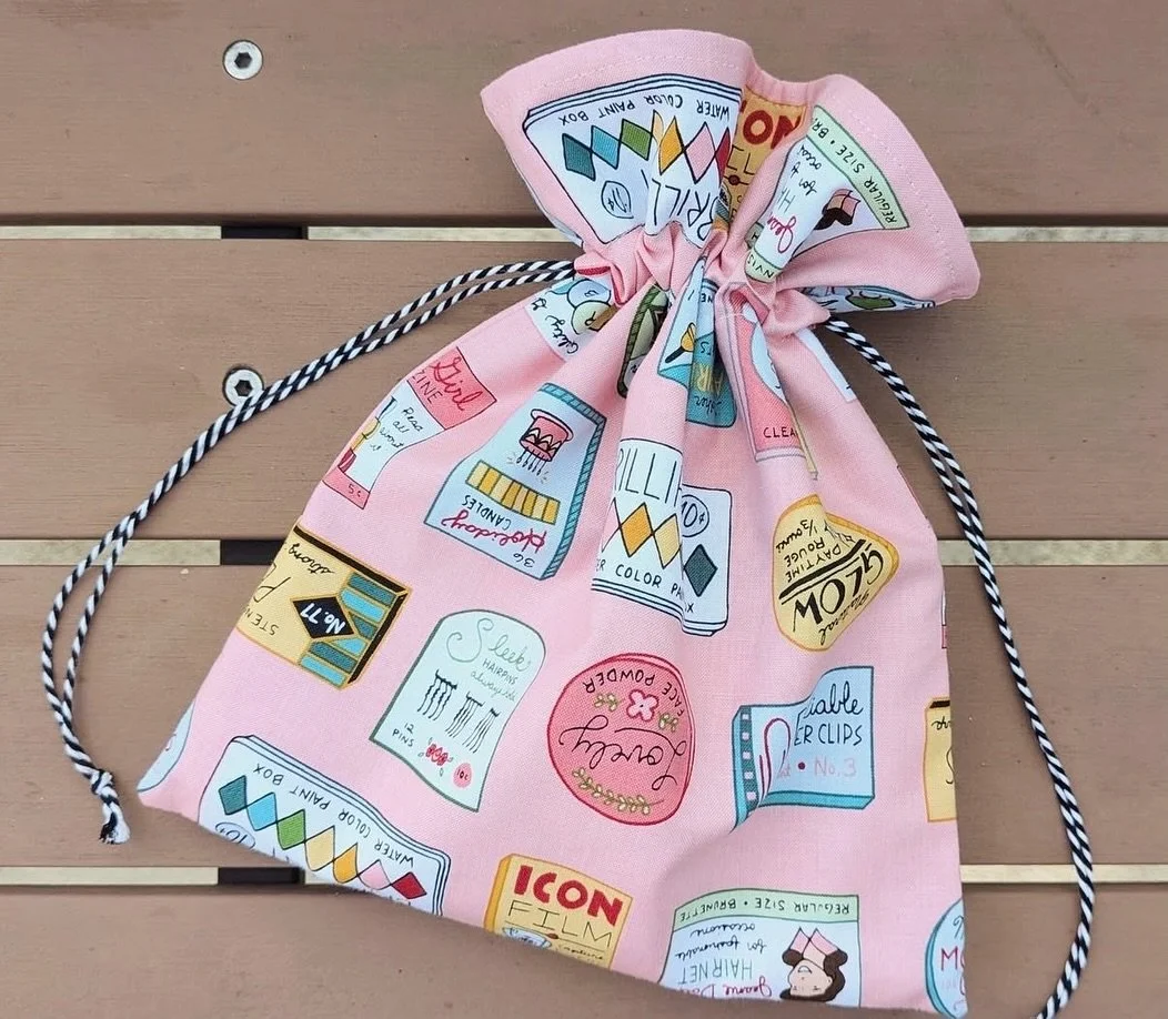Cute and simple is sometimes the best sewing we can do and give.
Heidi @fabricmutt made this simple drawstring bag from a pattern in our book #sewdrawstringbagsbook and used her best fabric line for it!! (I am currently hoarding pieces from #fiveandd