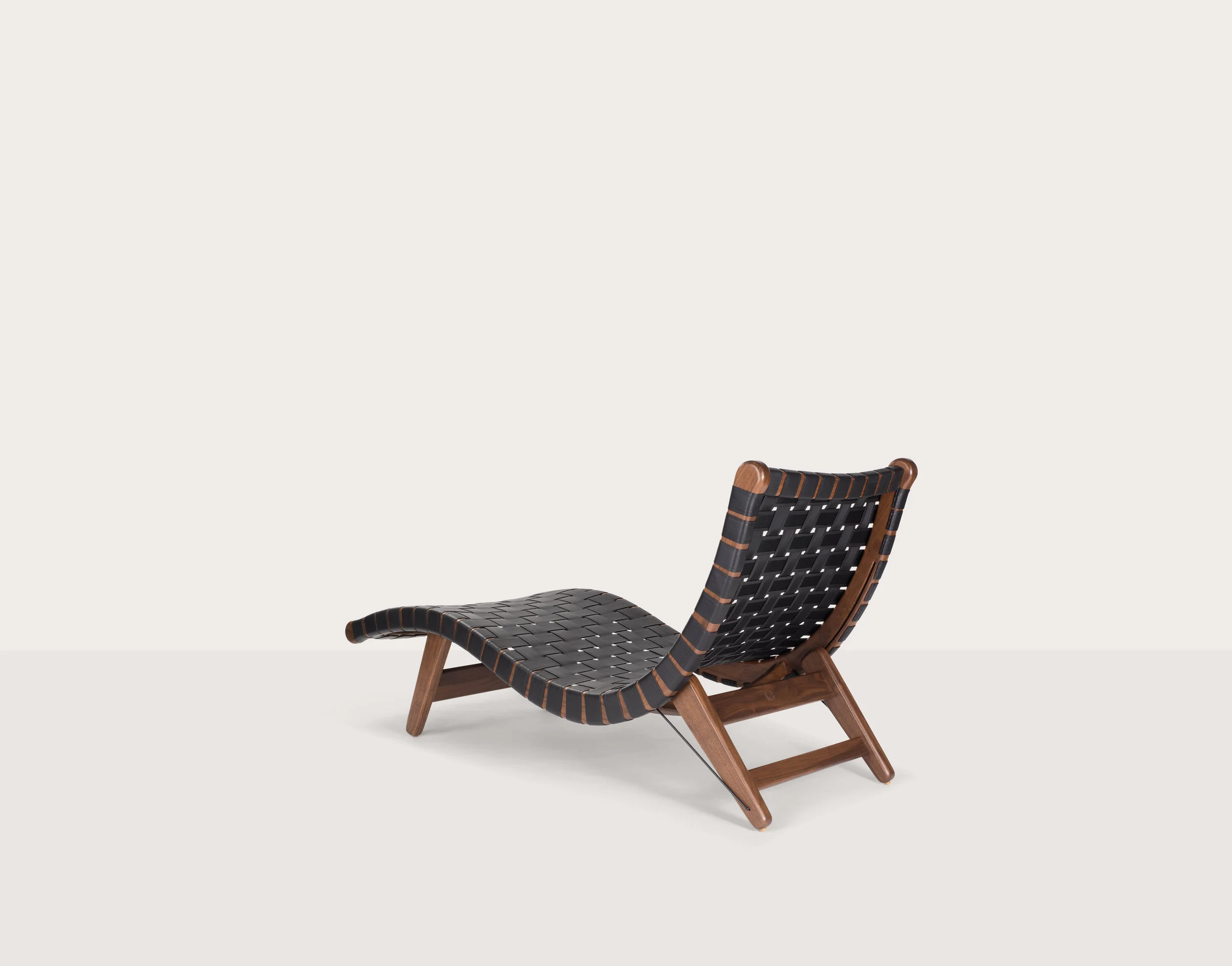 Luteca_MvB_Alacran-Chaise_Black-Leather_Walnut_BP-W.jpg