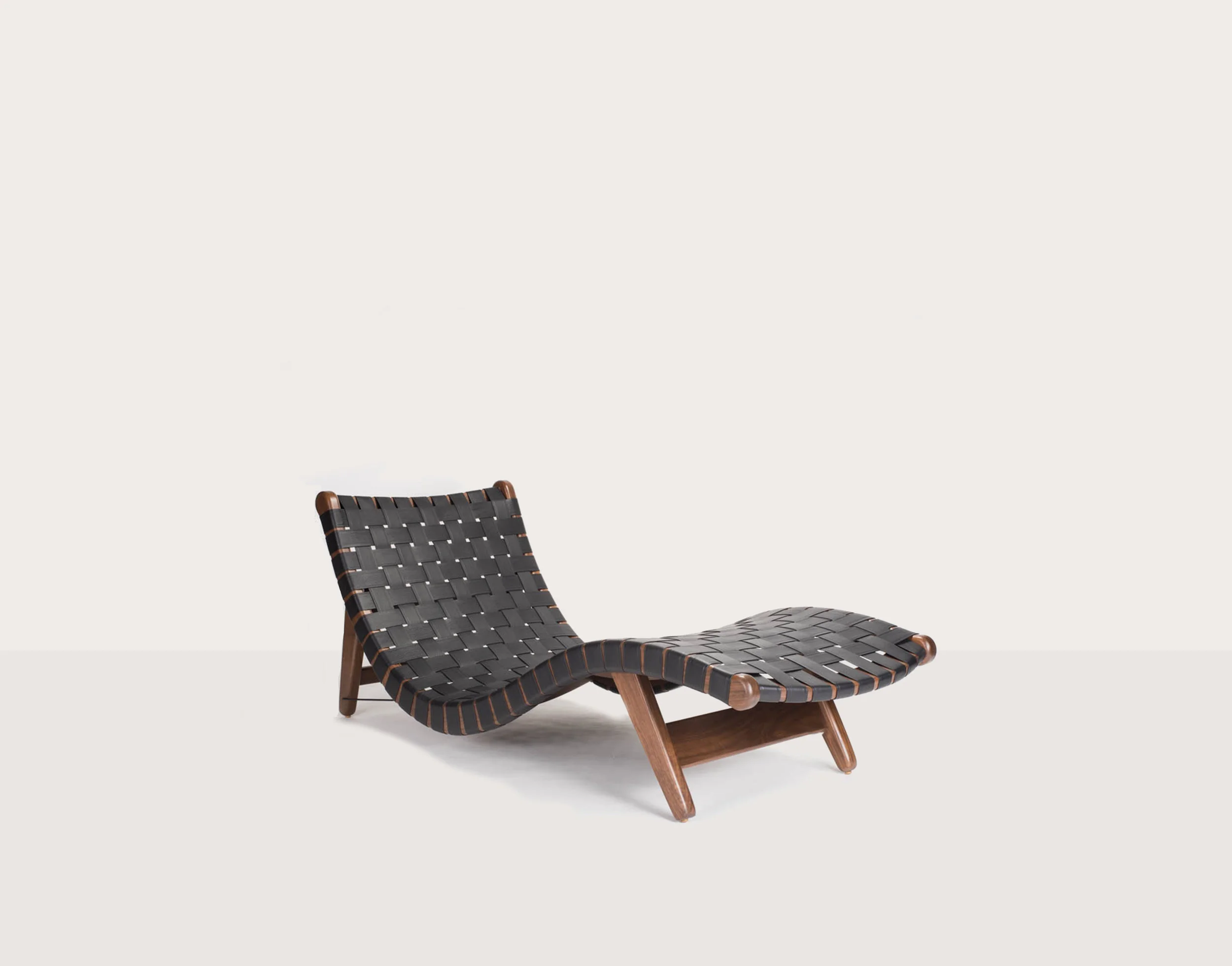 Luteca_MvB_Alacran-Chaise_Black-Leather_Walnut_FP-W2.jpg