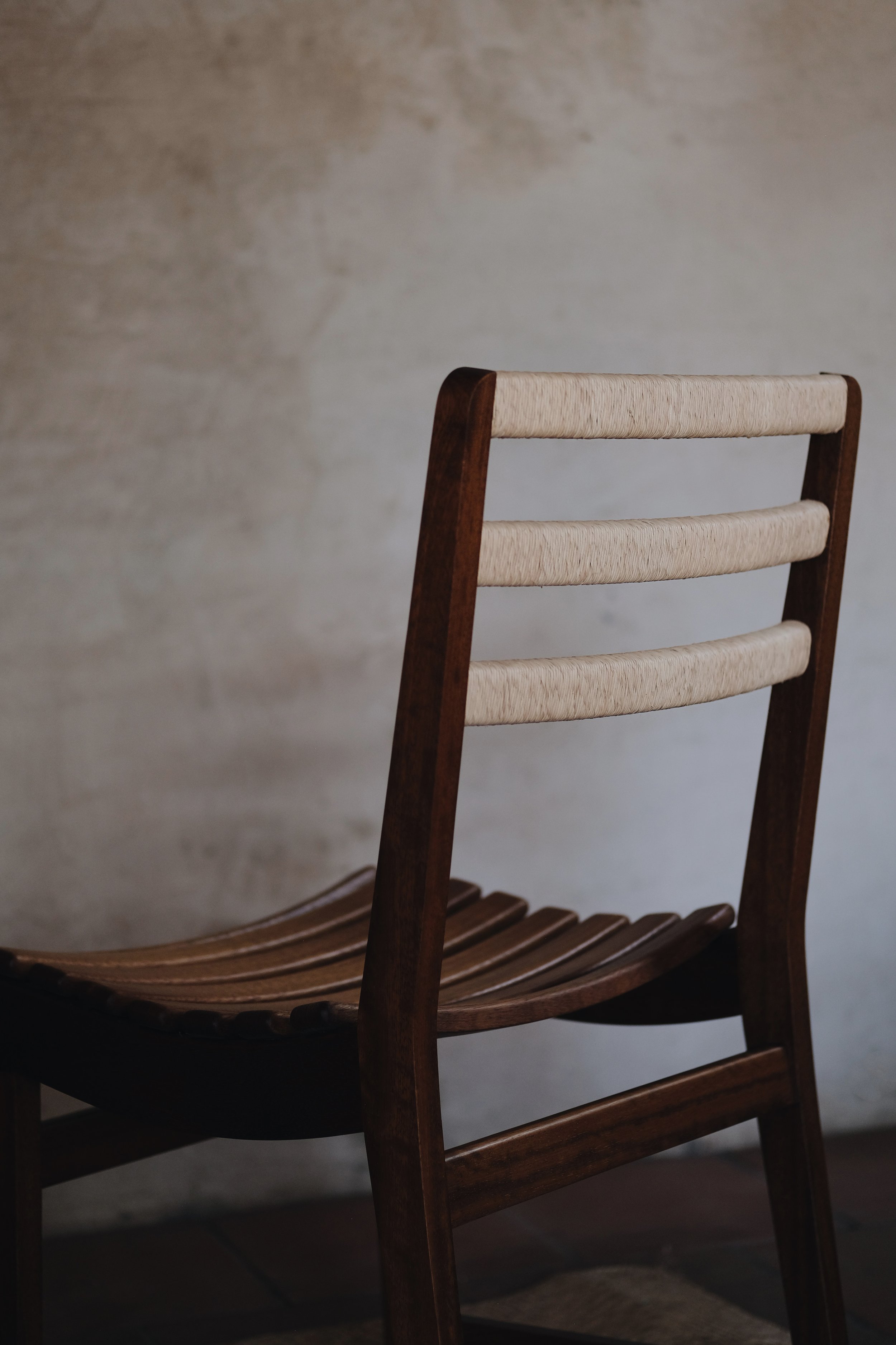 Luteca_San Miguelito Dining Chair_Iroko-Palm Detail_Lifestyle-1.jpg