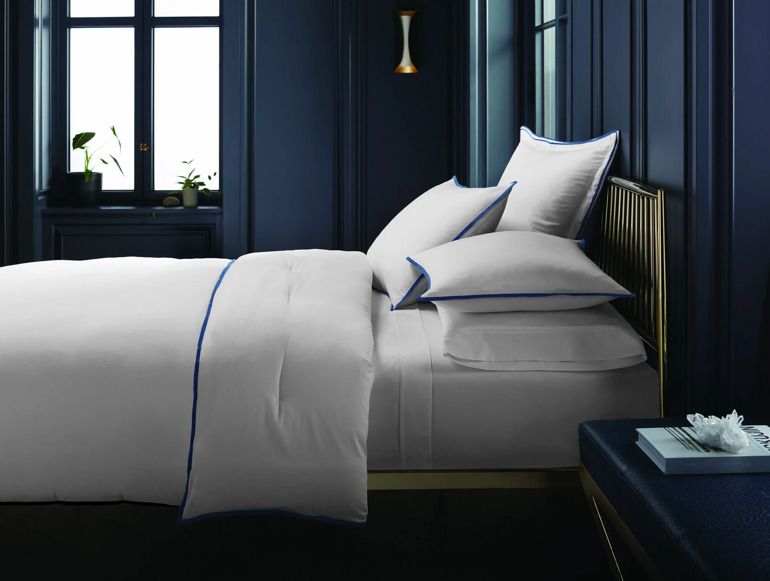 C-001215-01-085_060-13-3951_THR SIG_HotelBorderFrame Set_WhiteNavyFQ.jpg