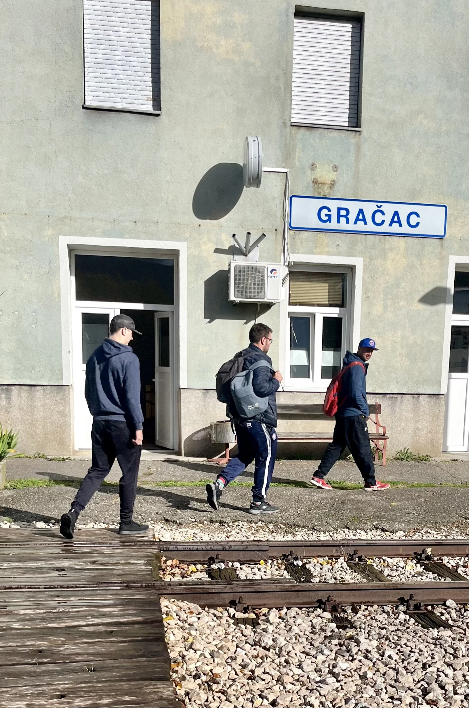 F6DAC5E1-EA1D-4422-867A-3A16F322923D