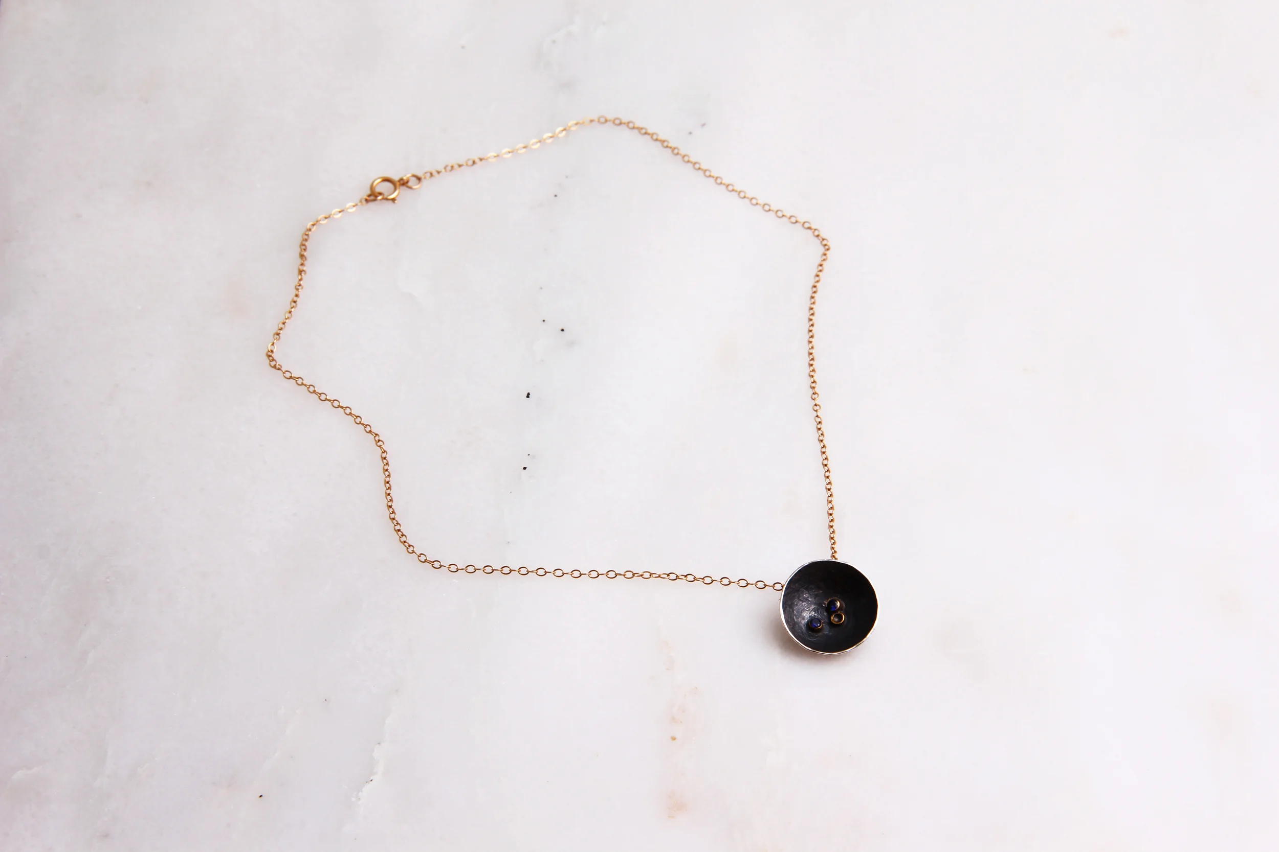 Simple circle pendent - Sapphires and gold 