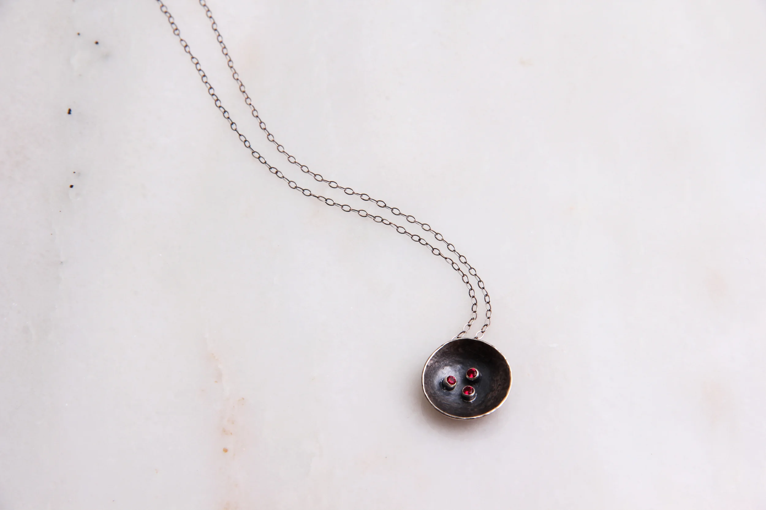 Simple circle pendent - Garnets 