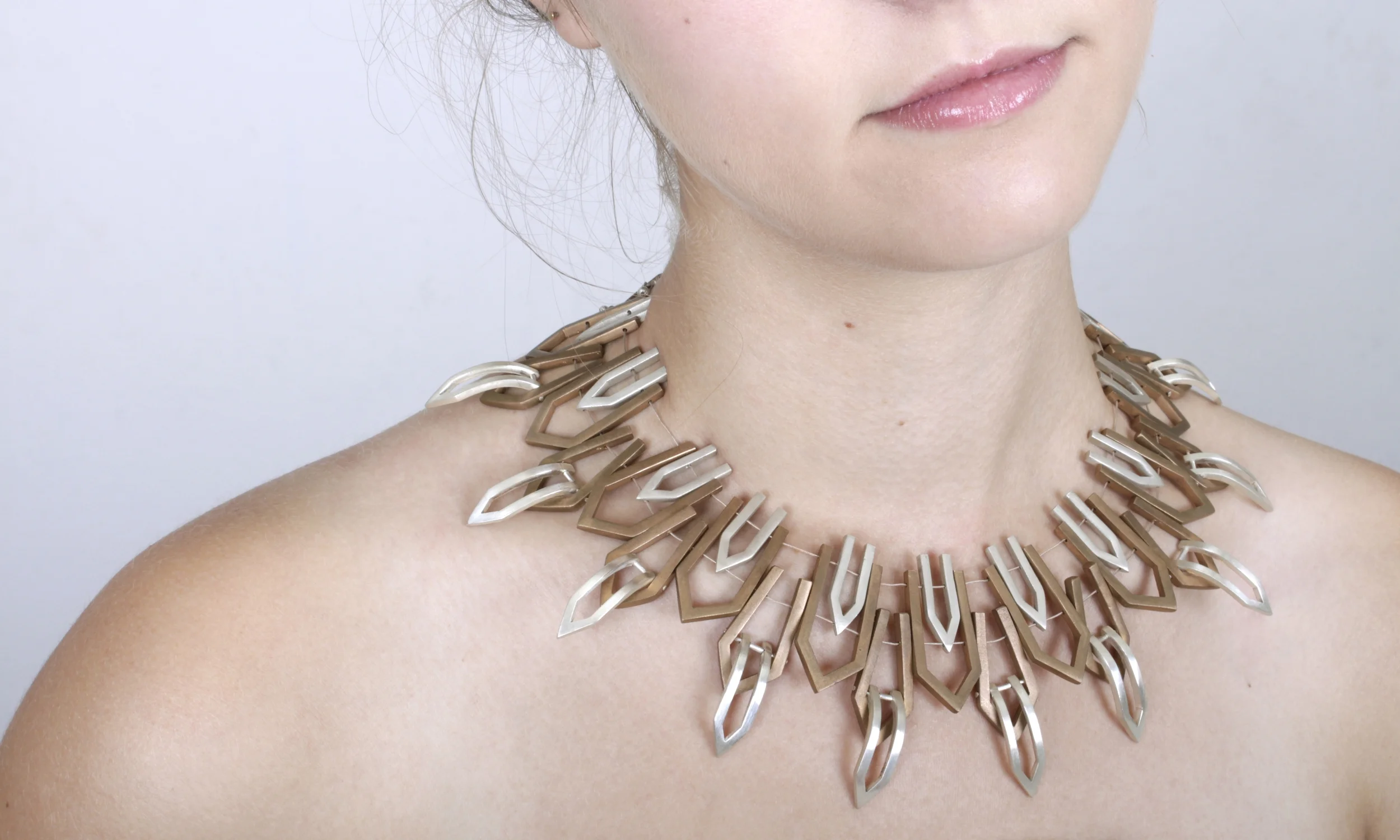 Double pointed collar 