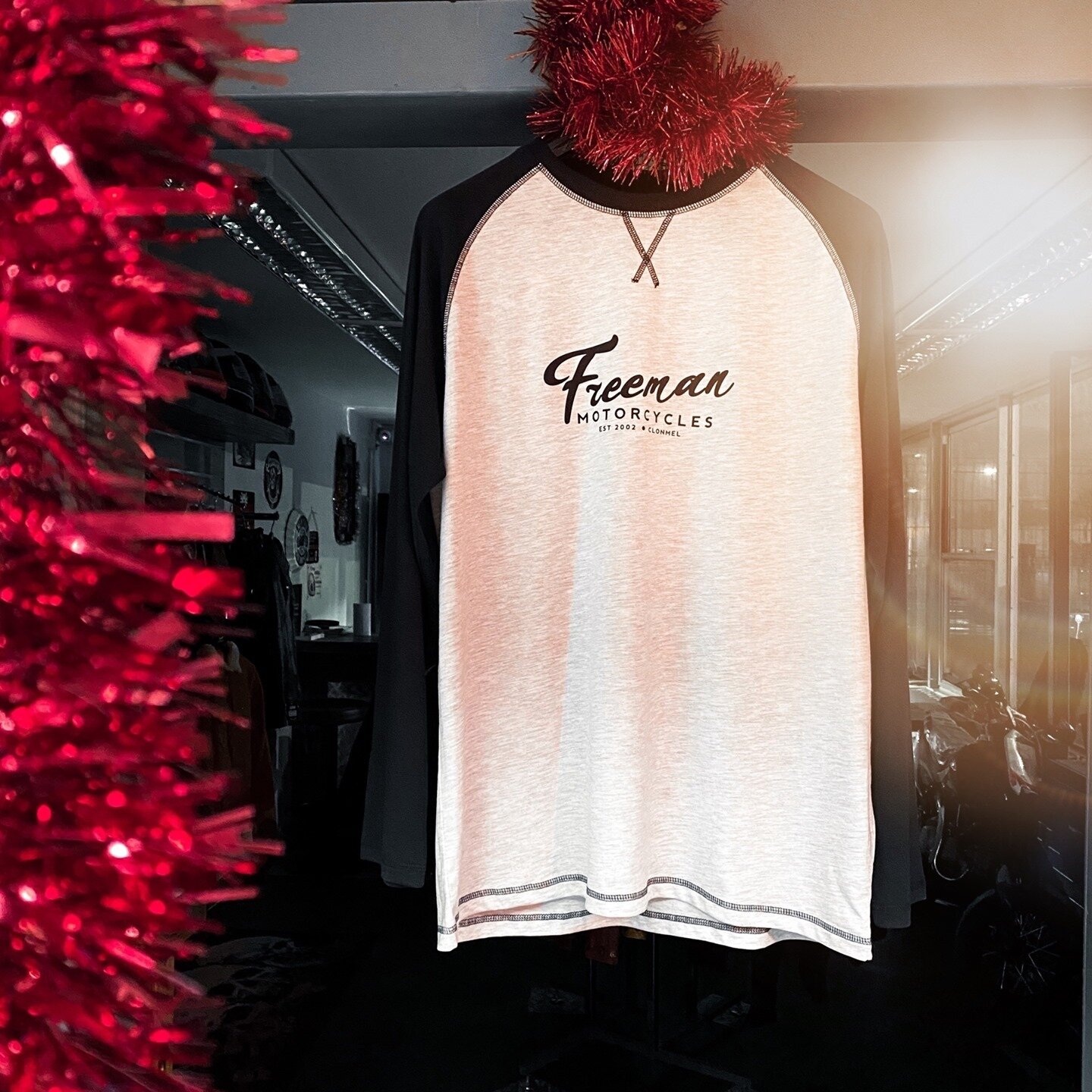 We're here until 5:30pm today. ⁠
⁠
Pop in and pick up this TREEmendous Unisex, Freeman Motorcycles Baseball Tee for just &euro;24. 🎄⁠
Treat yourself! You could even wrap it up for yourself and leave it under the tree. Imagine your delight on Christm