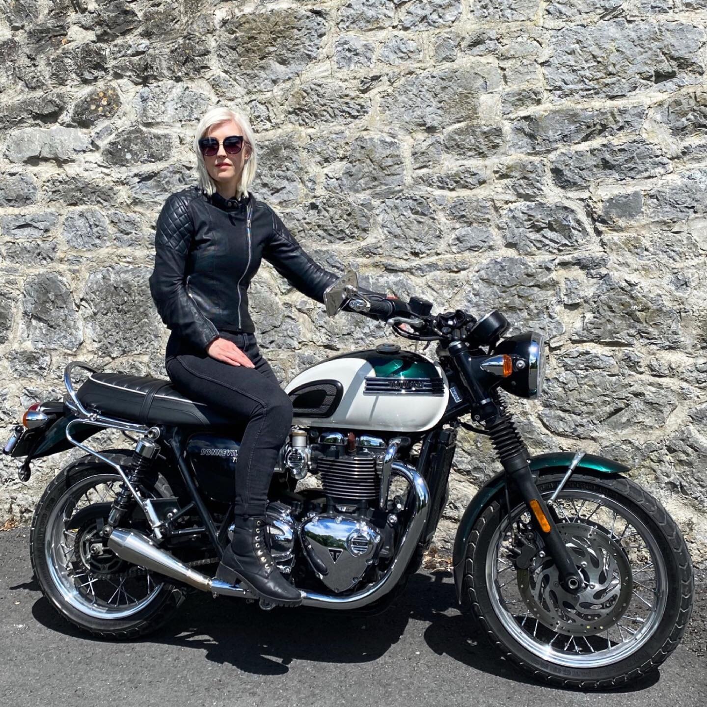 Ireland is finally hot enough to put this gorgeous @libertamoto Sugar Glide jacket to good use. 

✅Perforated leather panels
✅Armor
✅Removable liner 
✅Airflow
✅Style

Paired with the @knoxarmour Brittany Moto jeans and Lady Smoke @tcxboots 

and of c