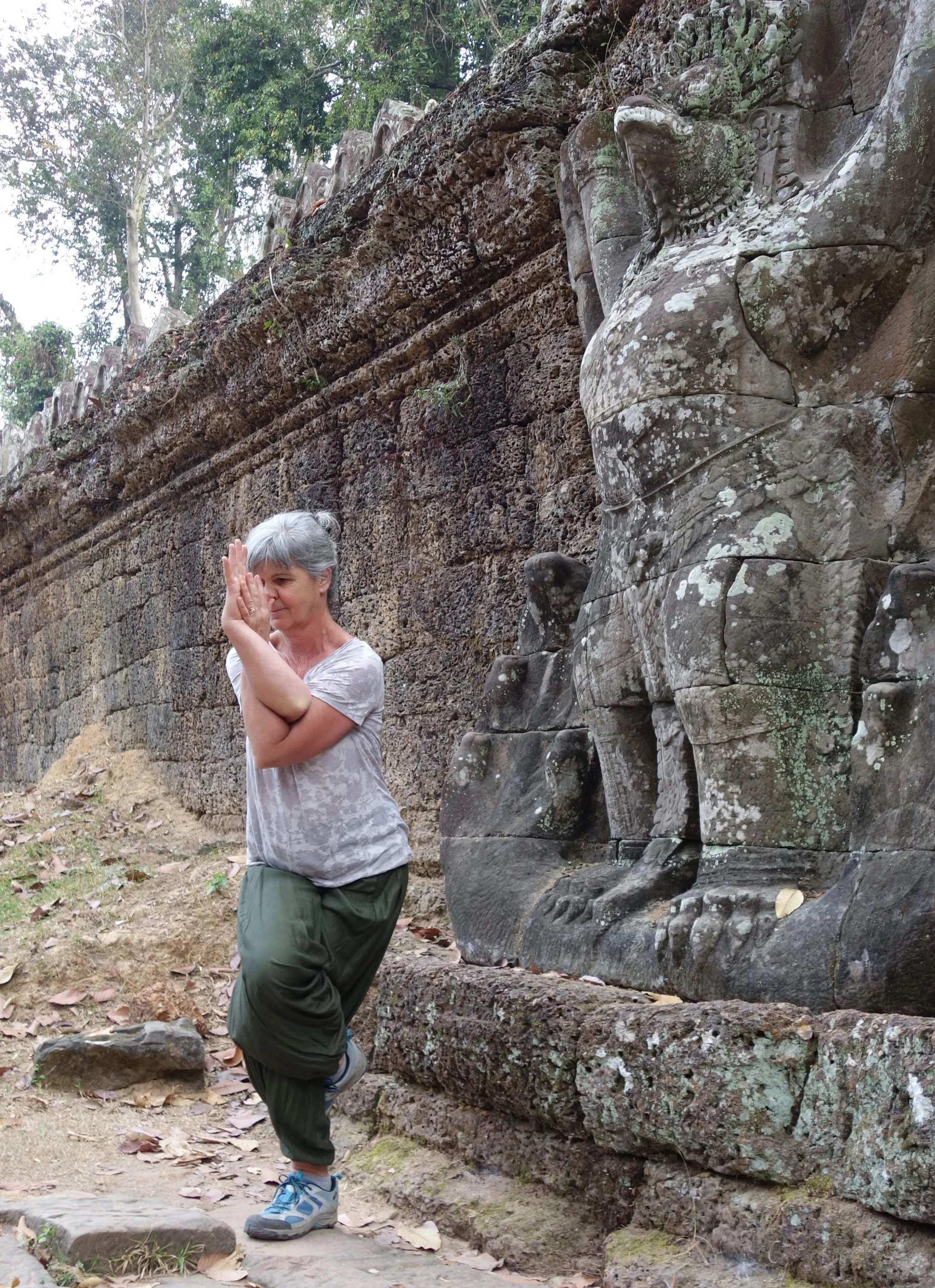 Garuda - als Asana und als Skulptur - Angkor Wat, Kambodscha