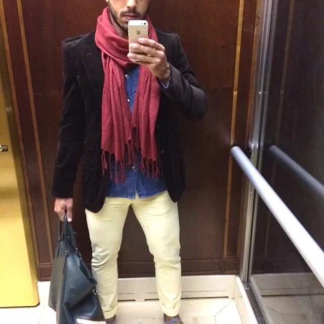 {Late look} Adoro compor looks no inverno ❤️🔝, ficamos tao chic hehehe ontem vesti cal&ccedil;a e blazer by @zara_worldwide, camisa @hm | Bag @prada, shoes @vansbrasil e pashmina tamb&eacute;m @zara_worldwide. Como era SEXTA, optei por tom pastel na