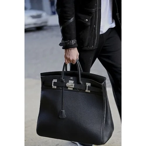 Pessoal, j&aacute; conferiram o #TheMenStyle hoje? Preparei um post sobre bolsas masculinas! "Os homens por aqui, cada vez mais, est&atilde;o adotando esse acess&oacute;rio para suas composi&ccedil;&otilde;es no dia a dia. A bolsa masculina j&aa