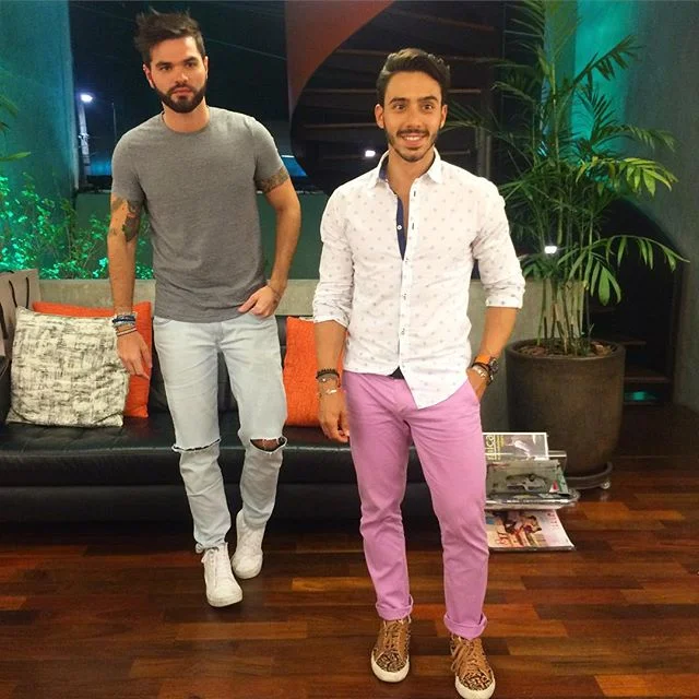 {Beauty day} 💇🏻💅🏻💆🏻 - Gente eu e o @decotajra viemos hoje conhecer o @estudiobecca aqui na Vilaboim, voc&ecirc;s n&atilde;o tem ideia que INCR&Iacute;VEL o espa&ccedil;o e o atendimento. Tem bar, videogame, spa e muitas outras coisitas para nos