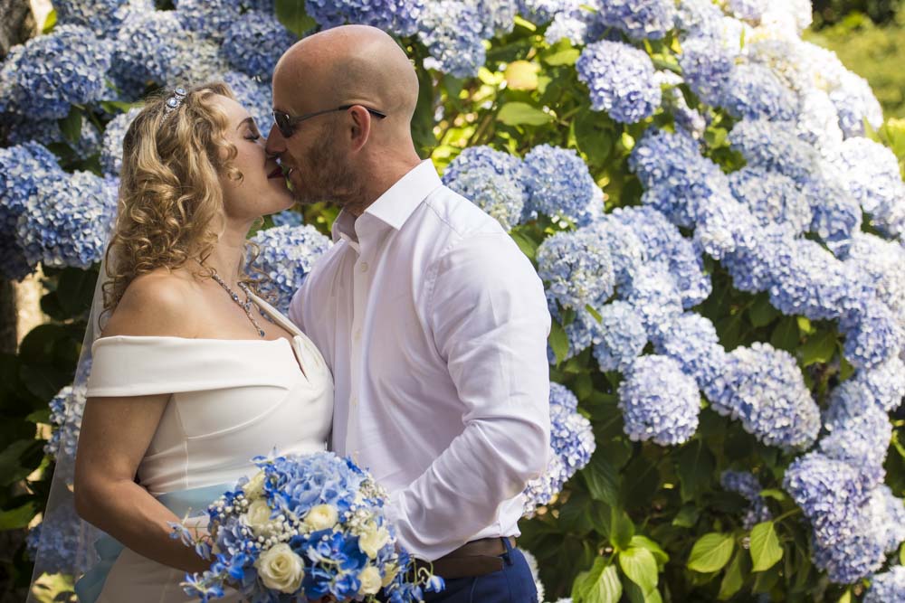 kissing in front of flowers boho cornwall.jpg