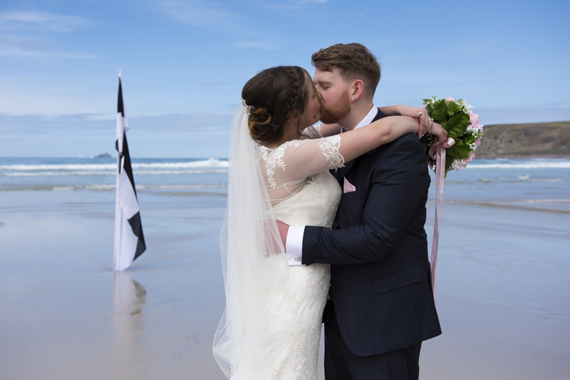 Kiss by sennen beach flag