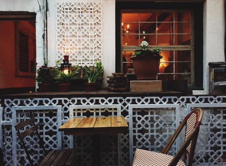    the spot: &nbsp; ENTWINE    the neighborhood: &nbsp; West Village (super far over West Village)    when and why to go: &nbsp; This is my go to spot when I want a calm relaxed drink and I don't want to have to fight the crowds. There is a small out