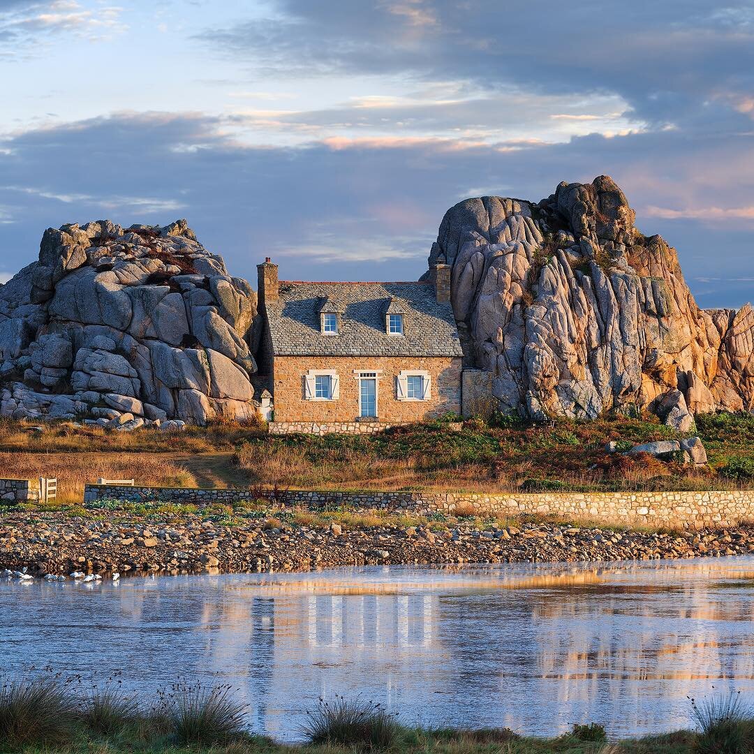 Castel Meur in #Brittany was built in 1861 in a stunning location. The ocean is just behind the house! Would you like living there?